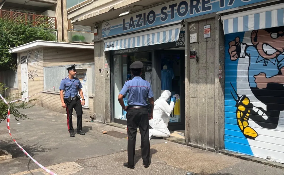 Ostia, colpo di pistola contro il Lazio Store in pieno giorno: indagini dei carabinieri