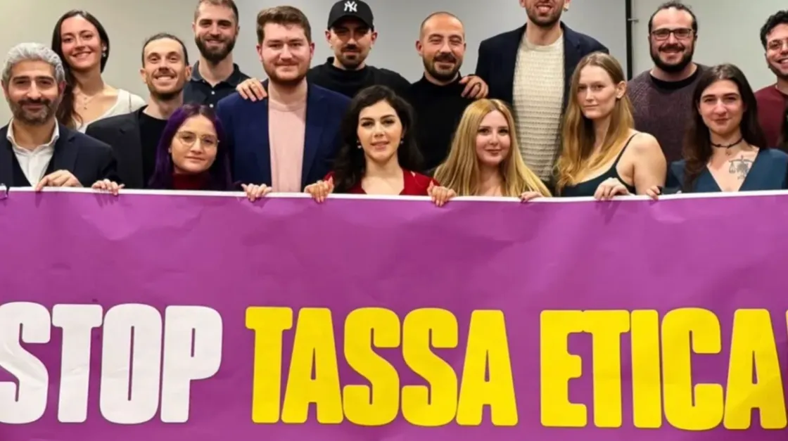 Radicali, con Valentina Nappi e Luiza Munteanu, con lo striscione «Stop tassa etica»