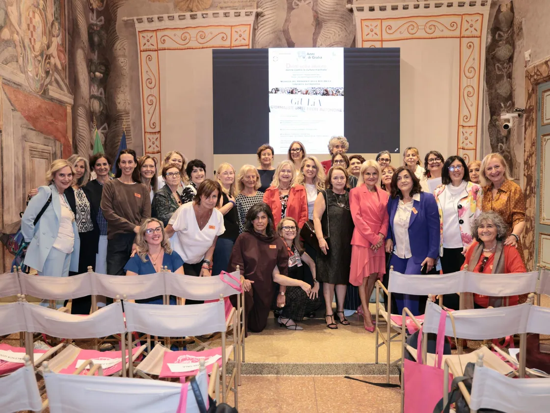 Nel giornalismo cresce la presenza femminile ma resta il divario nelle carriere e negli stipendi. Cosa dicono i dati Inps