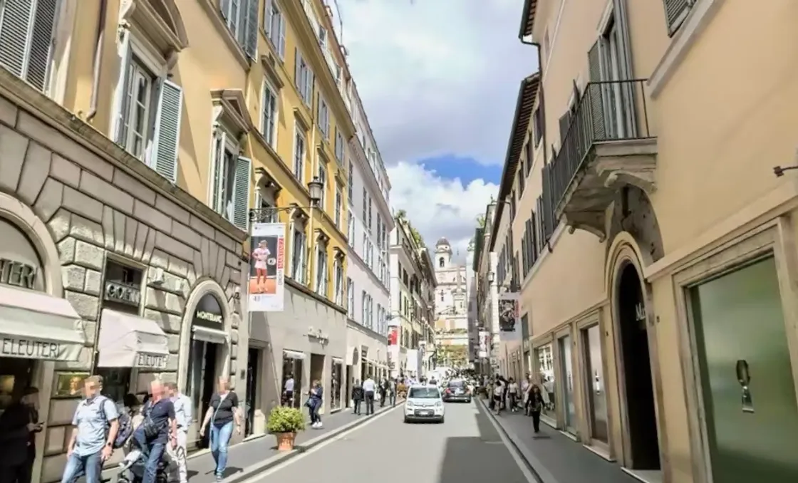 Via dei Condotti verso la pedonalizzazione completa entro il 2027, il Campidoglio accelera sull’iter per chiudere il progetto