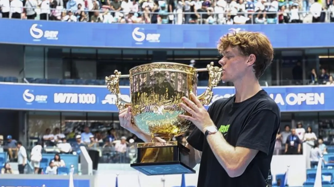 Jannik Sinner festeggia la vittoria al China Open (fonte foto: agenzia Xinhua)