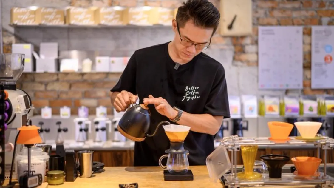 Thomas Ooi, fondatore della Ghostbird Coffee Roastery di Kuala Lumpur (Foto agenzia Xinhua)
