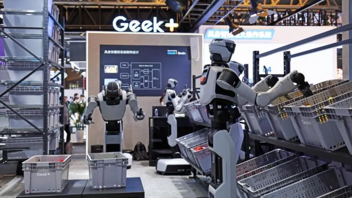 Robot umanoidi durante la World Artificial Intelligence Conference di Shanghai del luglio 2026. Fonte: agenzia Xinhua