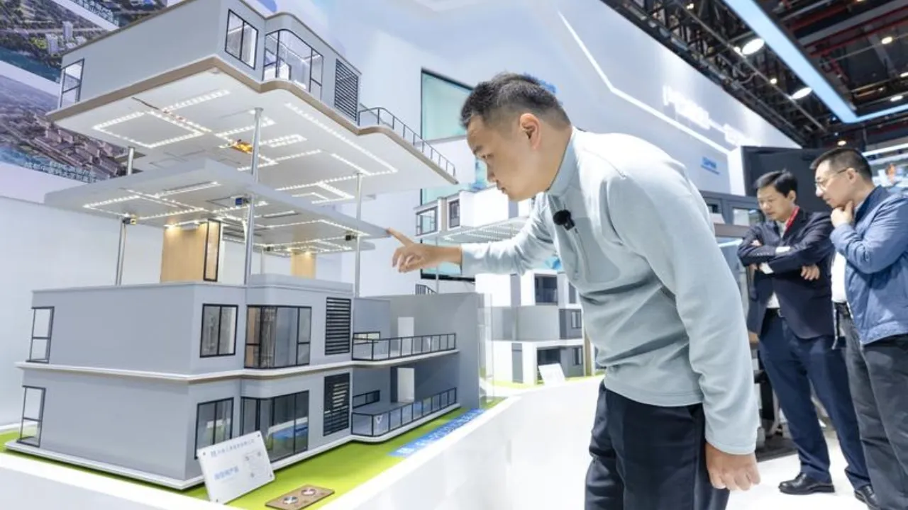 Un visitatore osserva un modello architettonico esposto alla Fiera internazionale dell'edilizia intelligente di Wuhan (Foto agenzia Xinhua)
