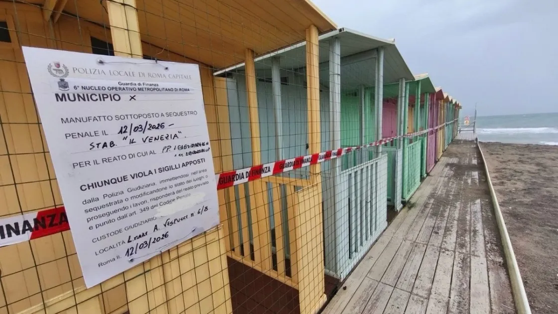 I sigilli posti alle cabine dello stabilimento Venezia (Polizia Locale di Roma Capitale)