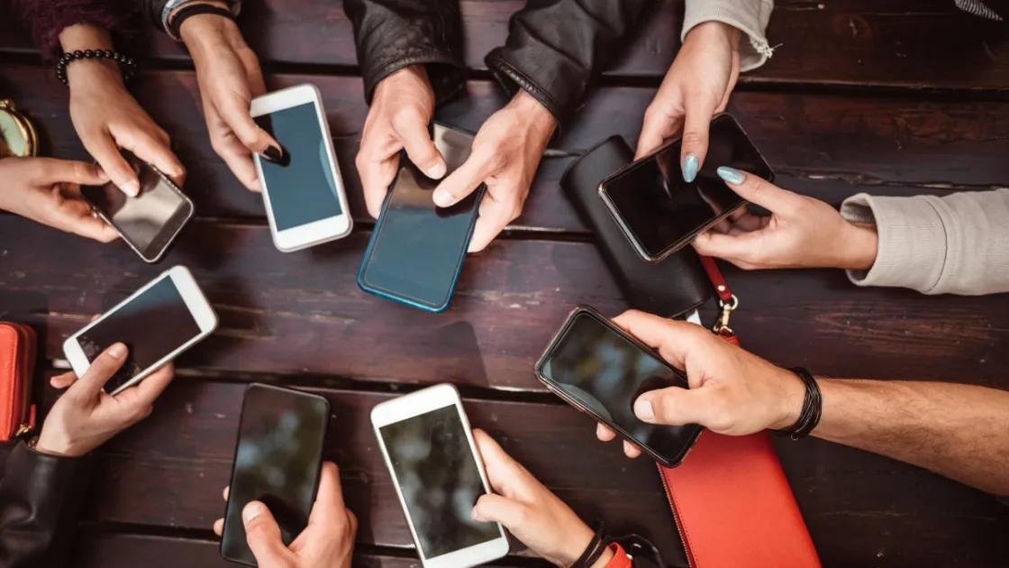 Social vietati agli under 15, quasi il 90% degli intervistati è favorevole. Ma una legge da sola non basta