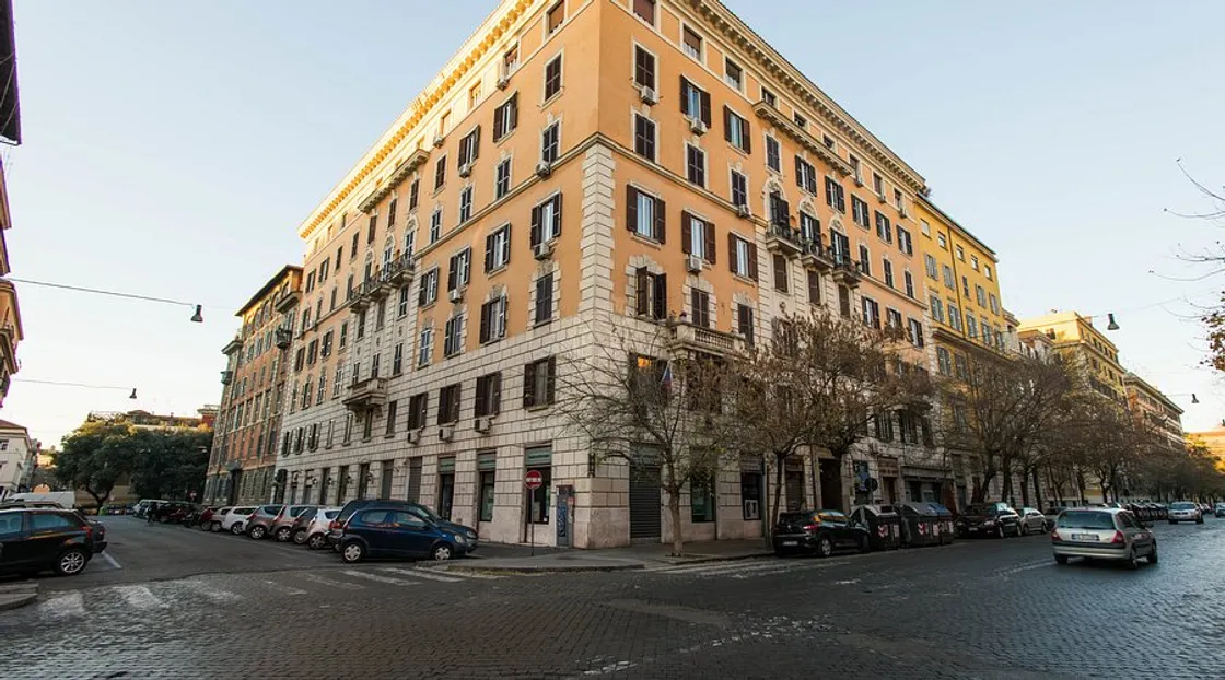 B&B a Prati: scoperti clienti non registrati dopo il ritrovamento di un uomo senza vita