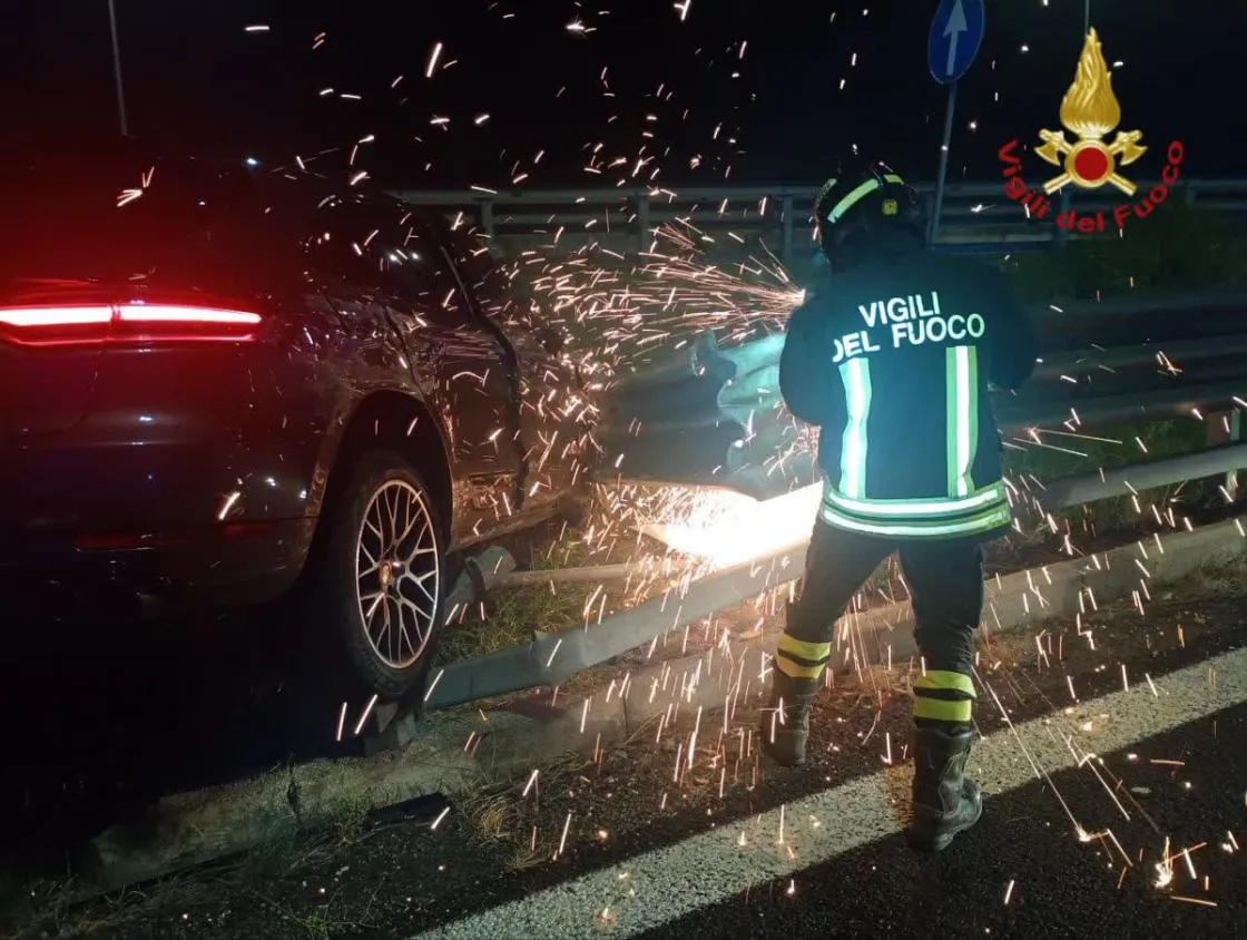 Incidente sul Grande Raccordo Anulare, auto sfonda il guardrail: due giovani in codice rosso