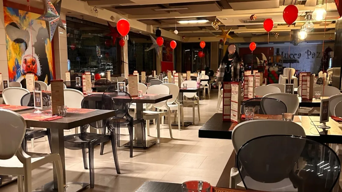 Gli interni del ristorante "Mucca Pazza" a Monteverde
