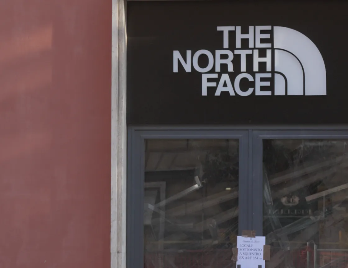 È crollato il solaio del negozio The North Face di Prati: quattro persone estratte dalle macerie, nessun ferito