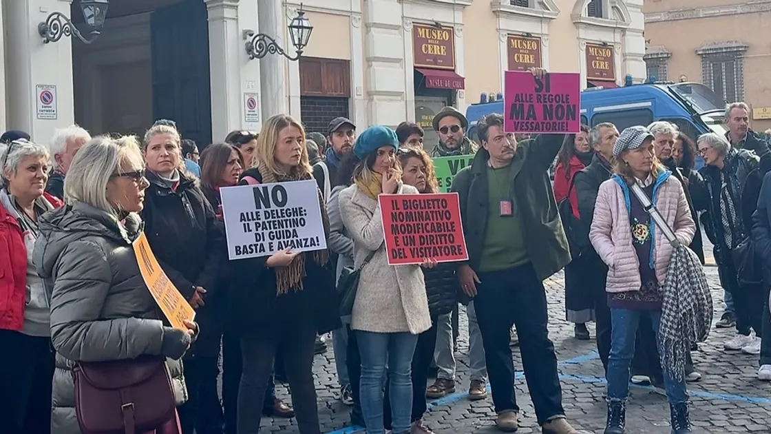 Protesta delle guide e degli operatori turistici: «Le nuove regole del Colosseo rischiano di uccidere il settore»