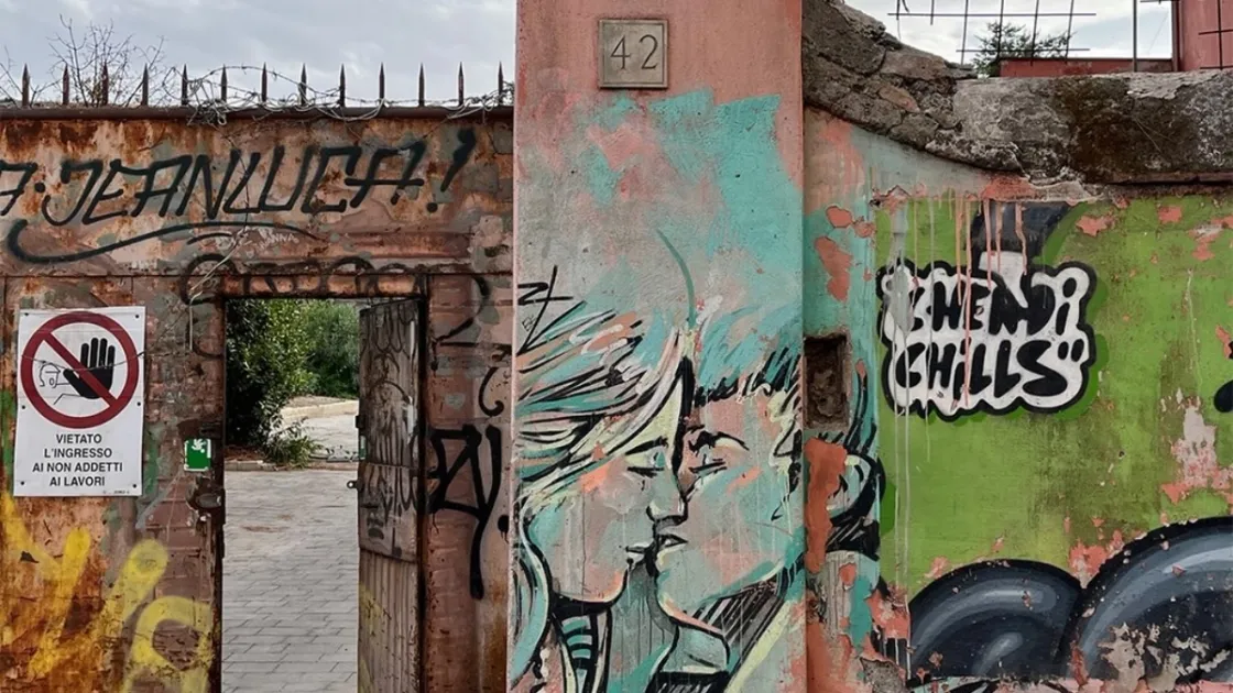 L'esterno dello spazio di via Casilina Vecchia 42