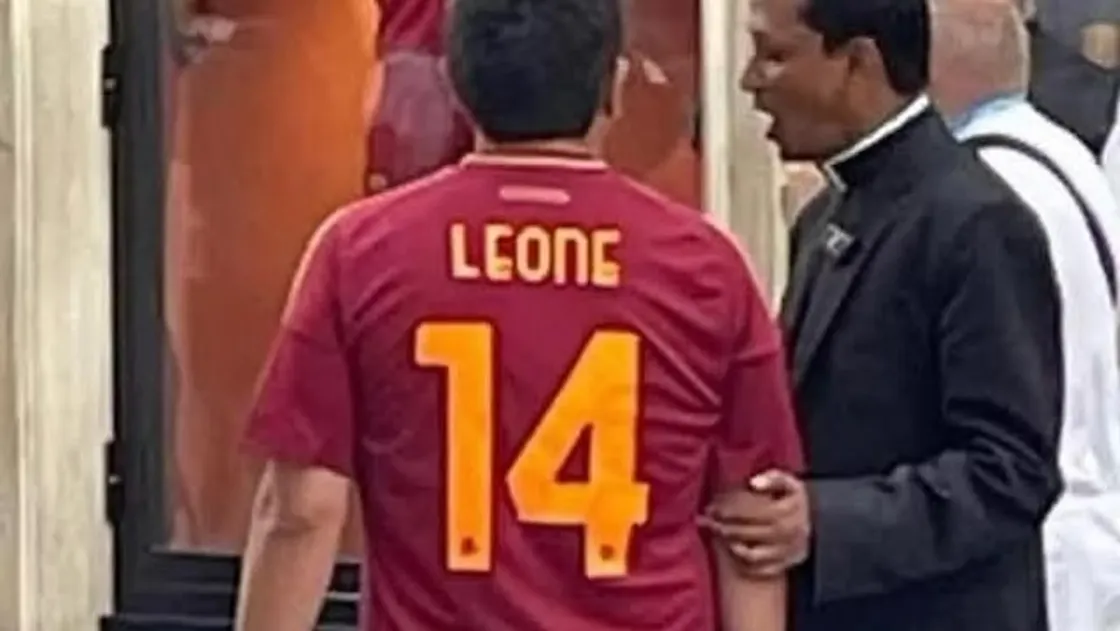 «Leone 14», a via Ottaviano spunta la maglia della Roma dedicata al nuovo Papa