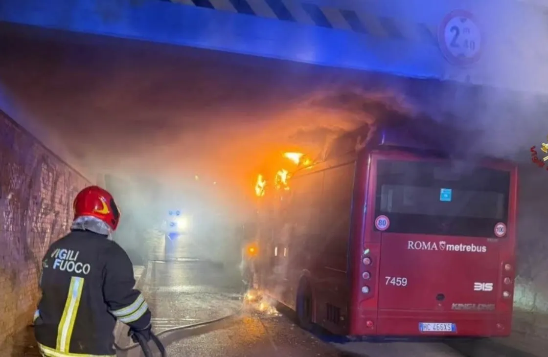 Autobus in fiamme nella notte a Malafede: rogo dopo l’urto contro un sottopasso