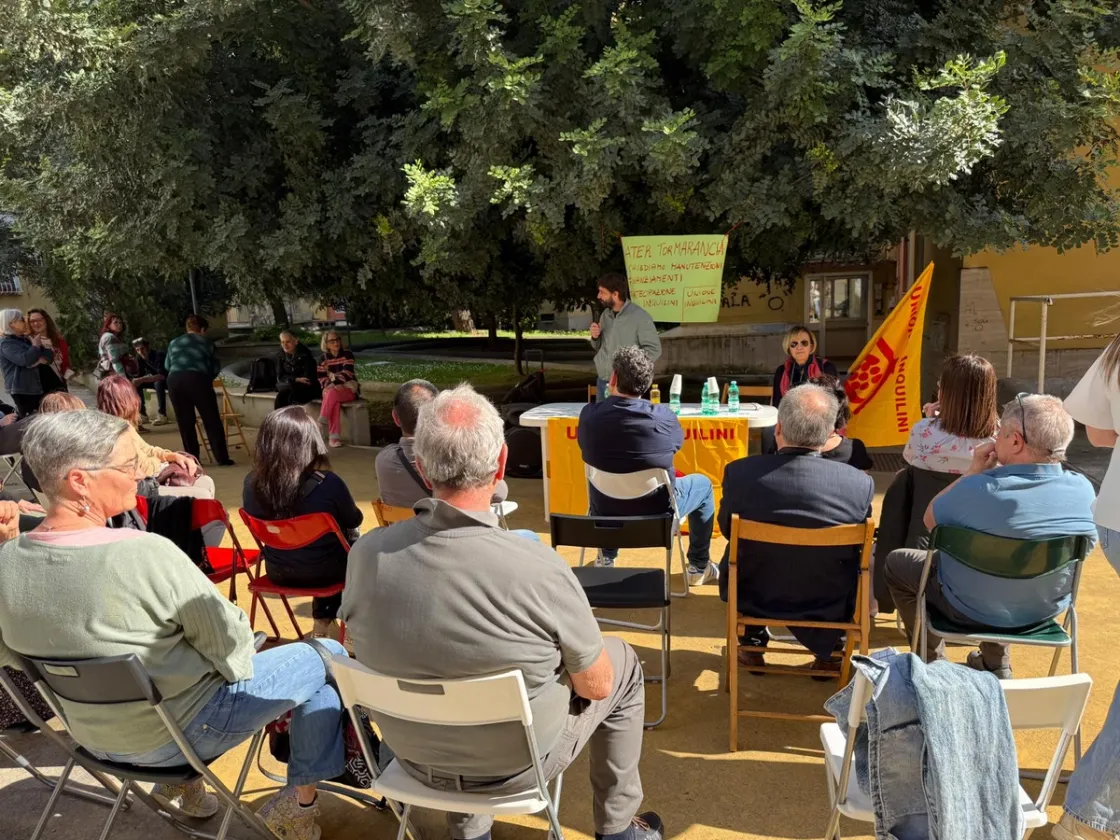Le buche in cortile e l'ascensore rotto, i residenti delle case Ater a Tor Marancia: «Non ci rispondono più, dobbiamo agire tutti insieme»