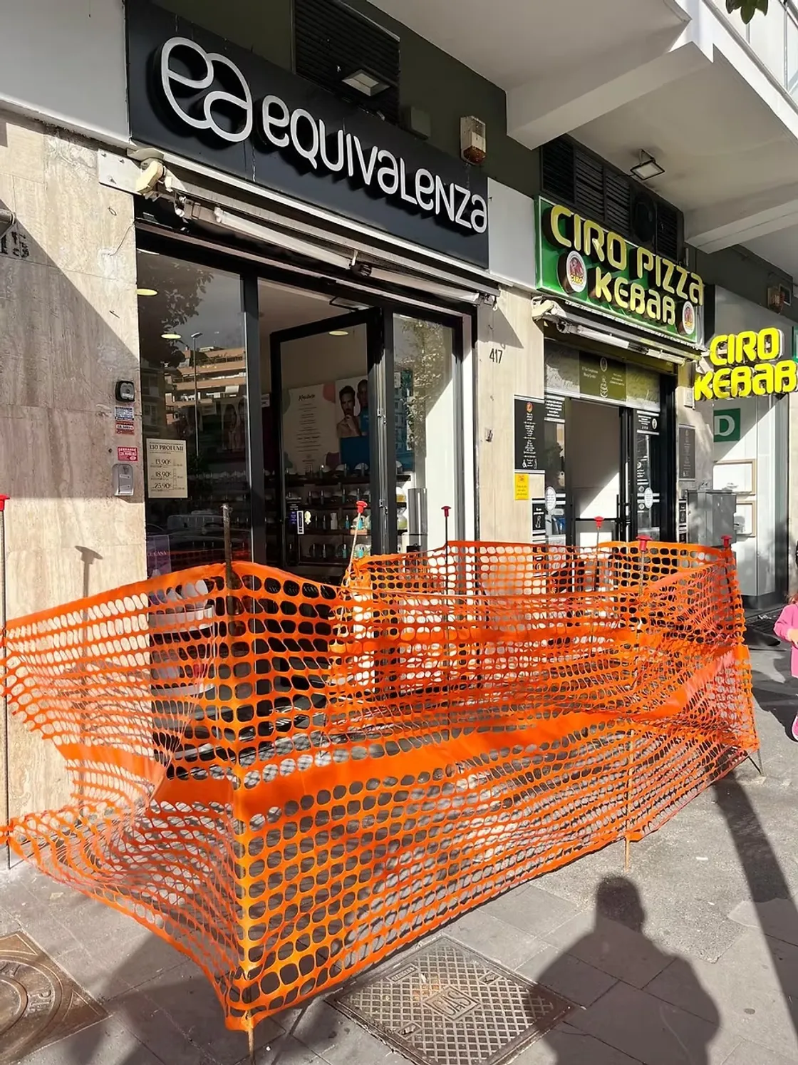 Via Tiburtina, una buca mette in difficoltà le vendite di un negozio. Il minisindaco Umberti: «È di competenza del Simu»