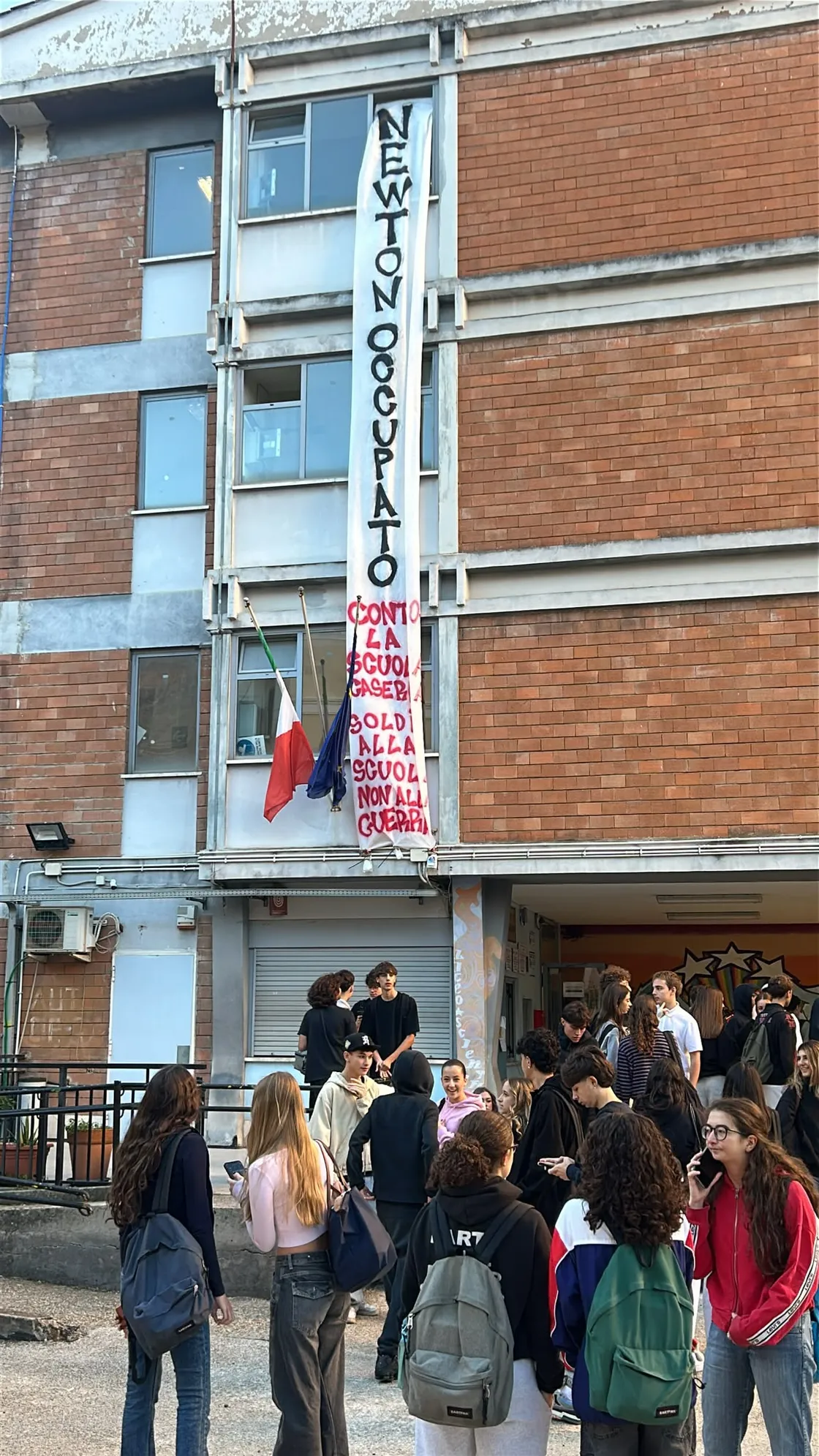 Scuola, occupa anche il Newton: è il settimo istituto romano. Al Rossellini lo sciopero degli studenti