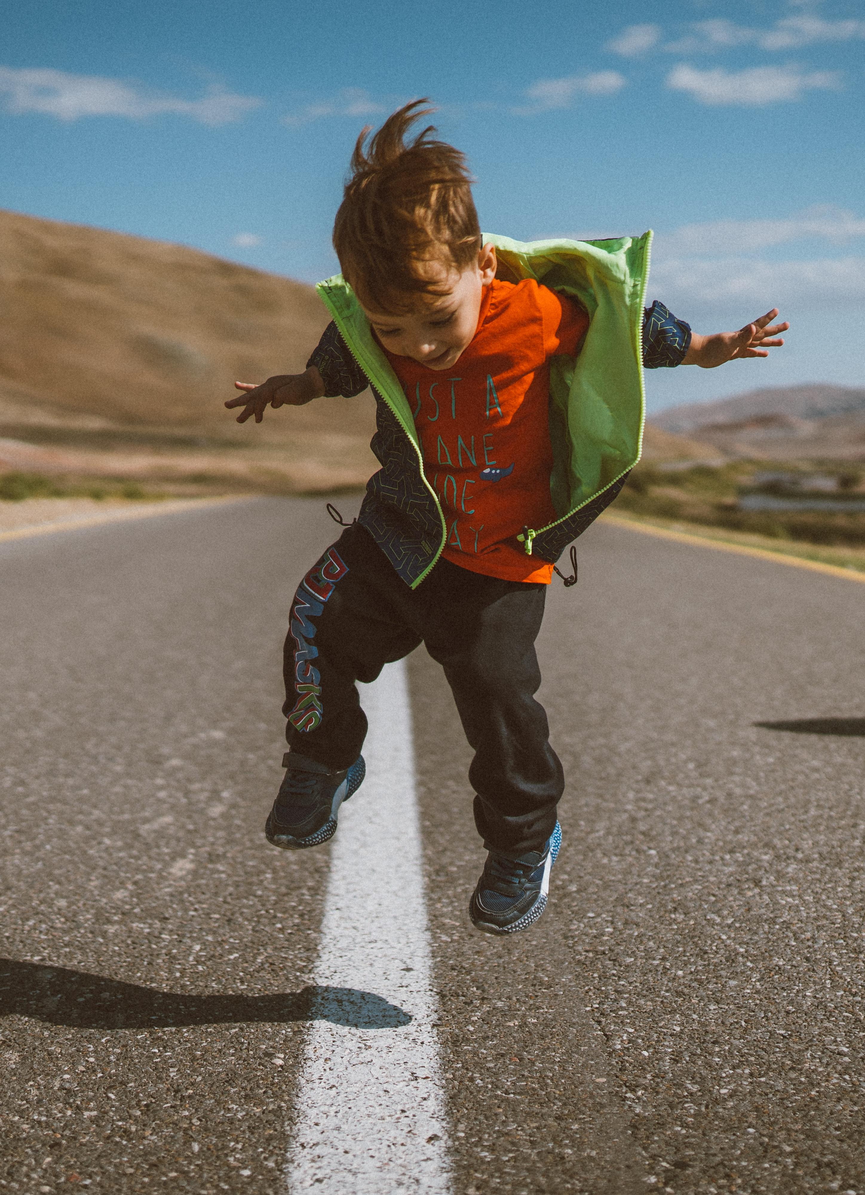 Un enfant sautant au dessus d'une ligne