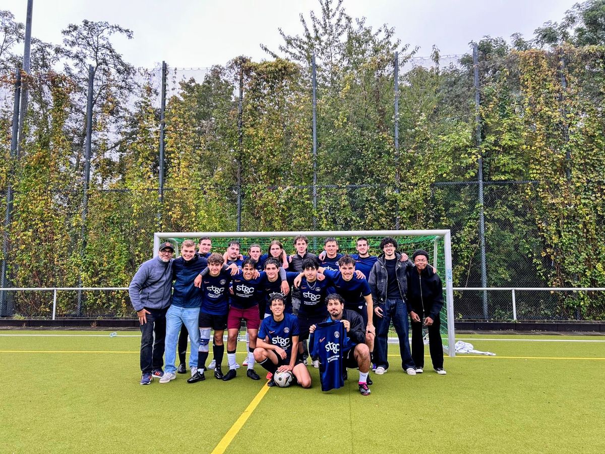 Von Soltany Training & Consulting unterstütztes Fußballteam in ST&C-Trikots auf dem Platz