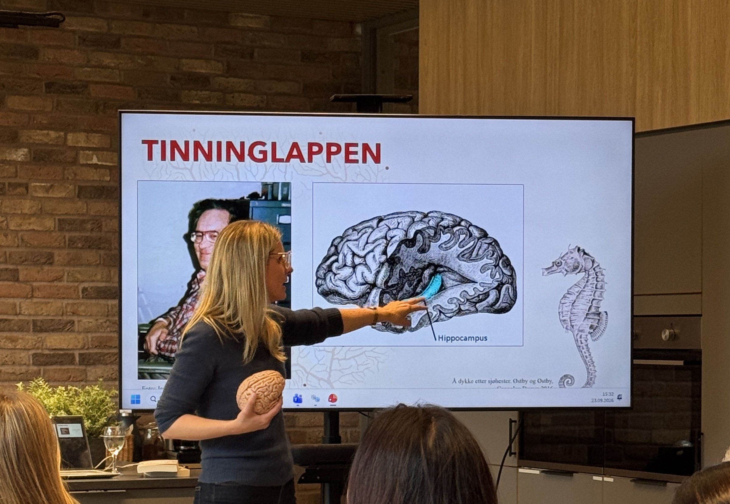 HJERNENS AldRING: Lege og hjerneforsker Marte Roa Syvertsen forklarer hvordan aldringen ofte starter i tinninglappen, der hukommelsessenteret sitter.