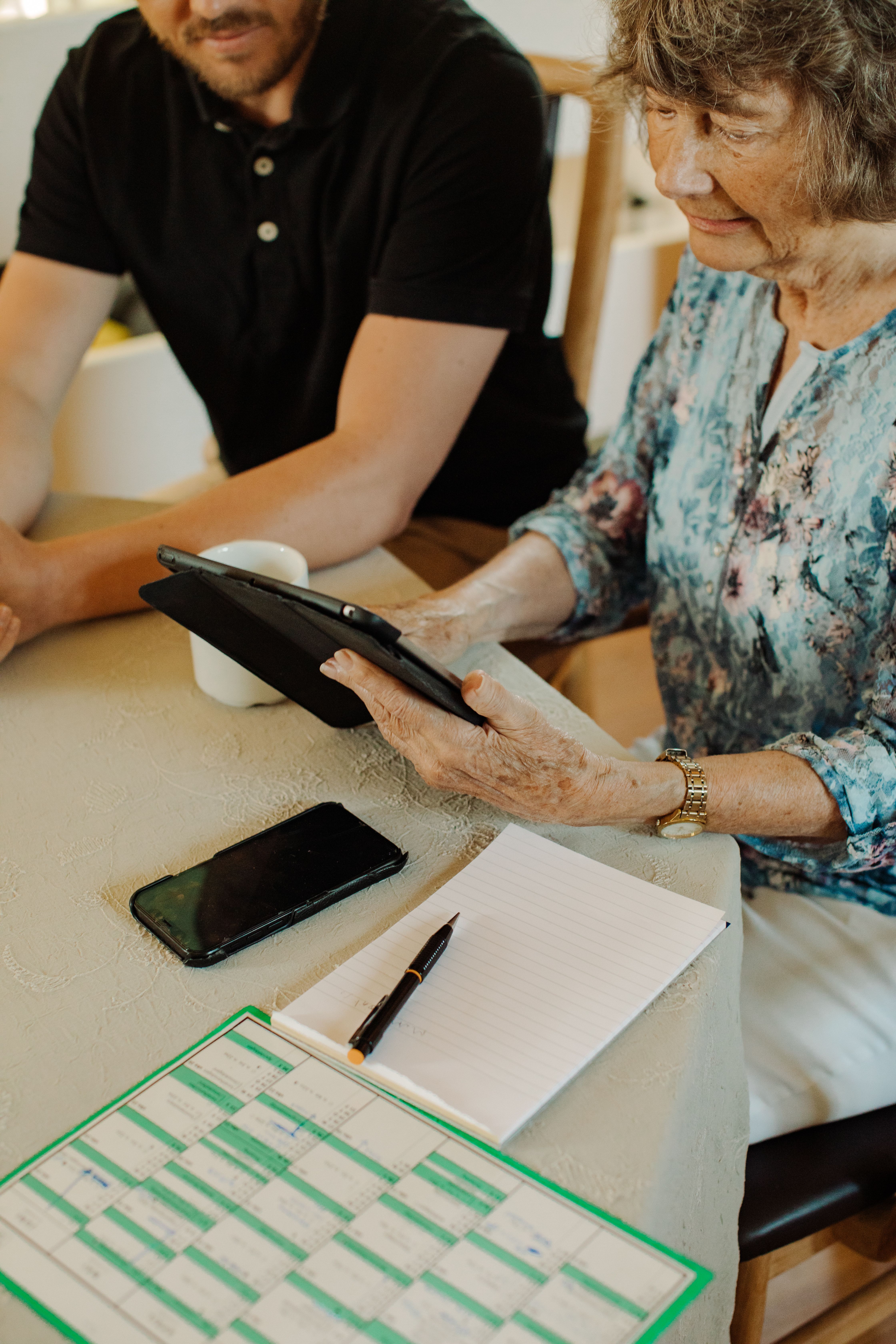 Eldre dame som ser på mobiltelefon