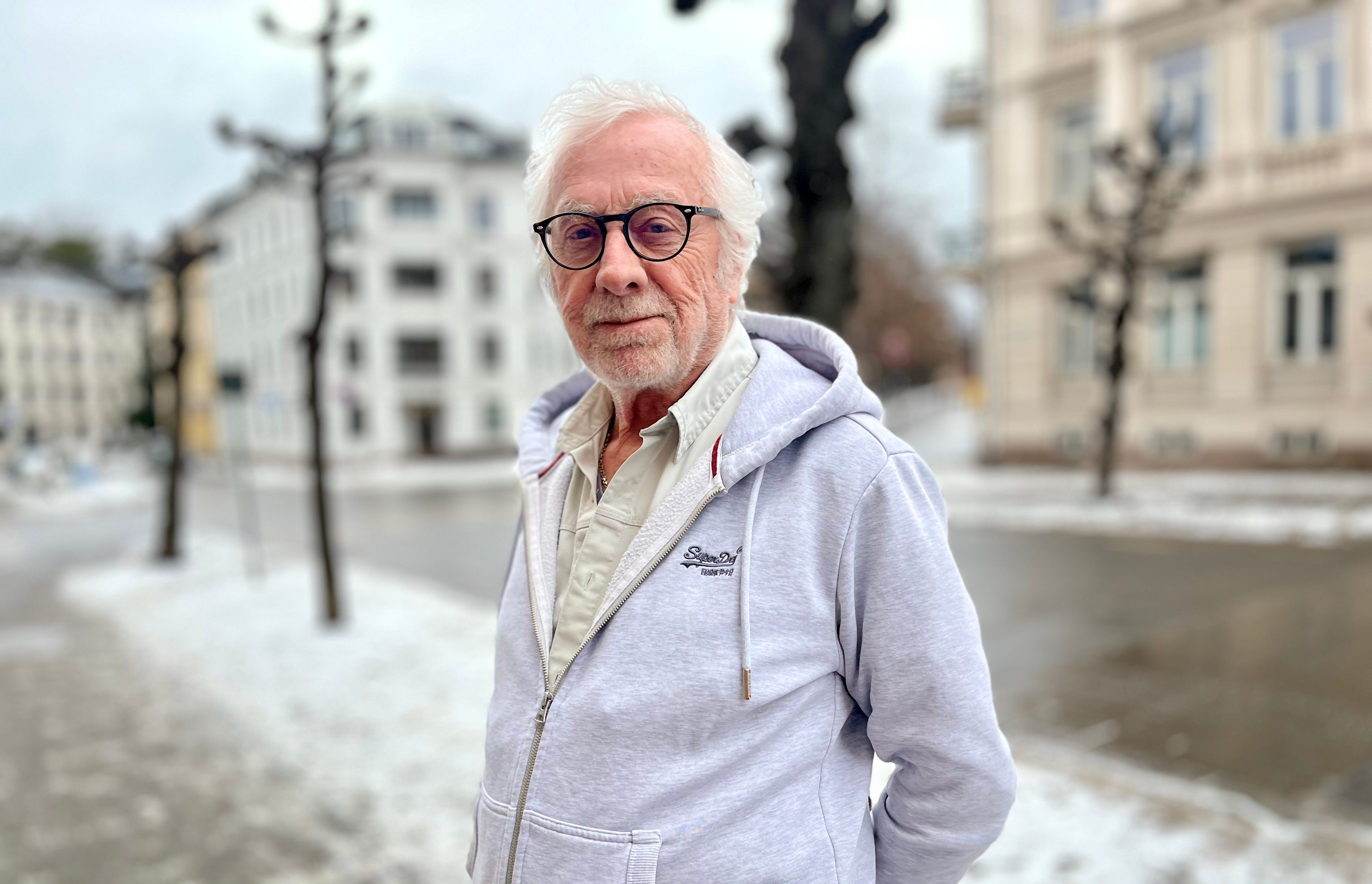 Mann med briller som står ute