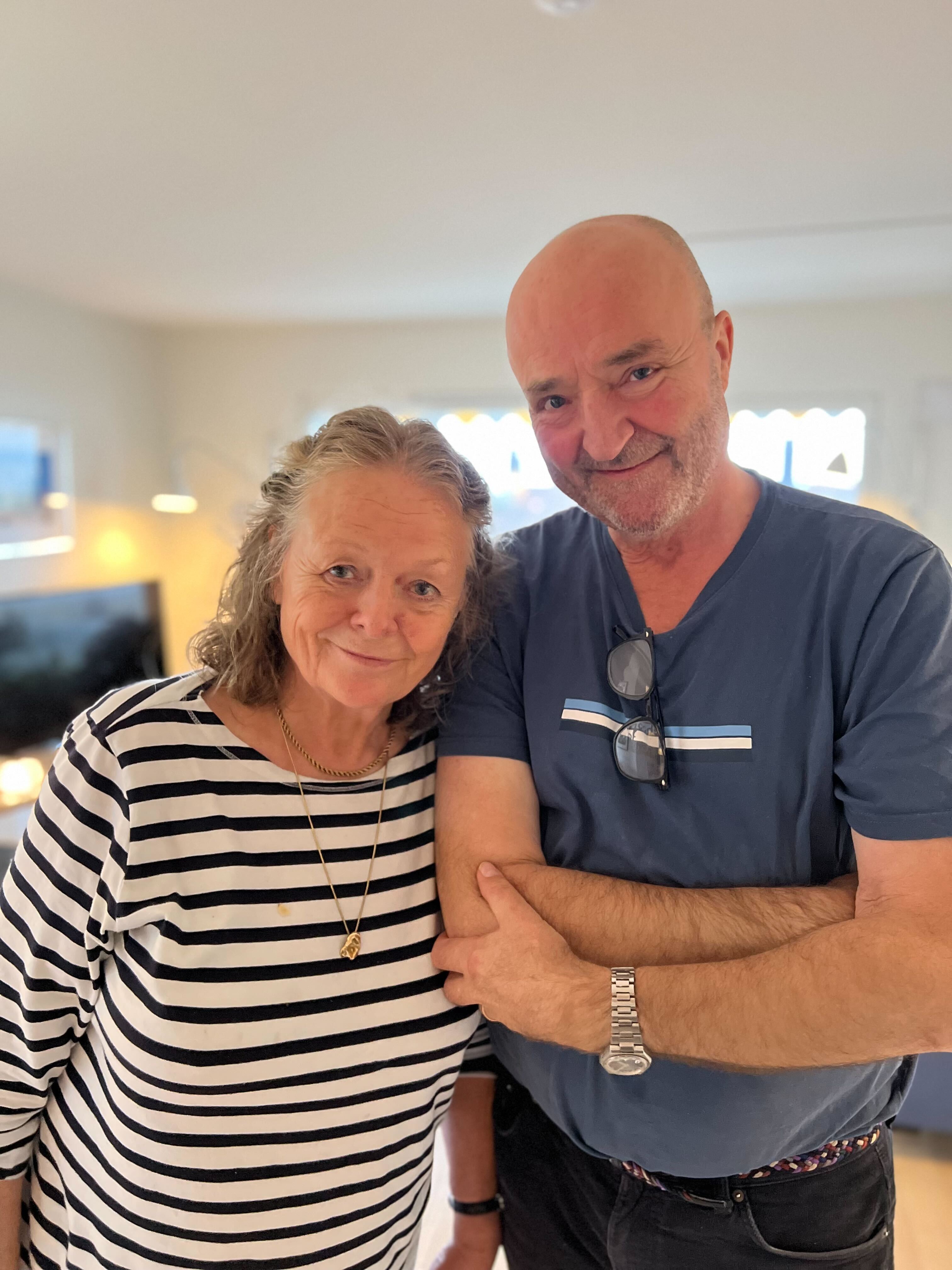 Randi iført stripete genser og Ketil i blå tskjorte