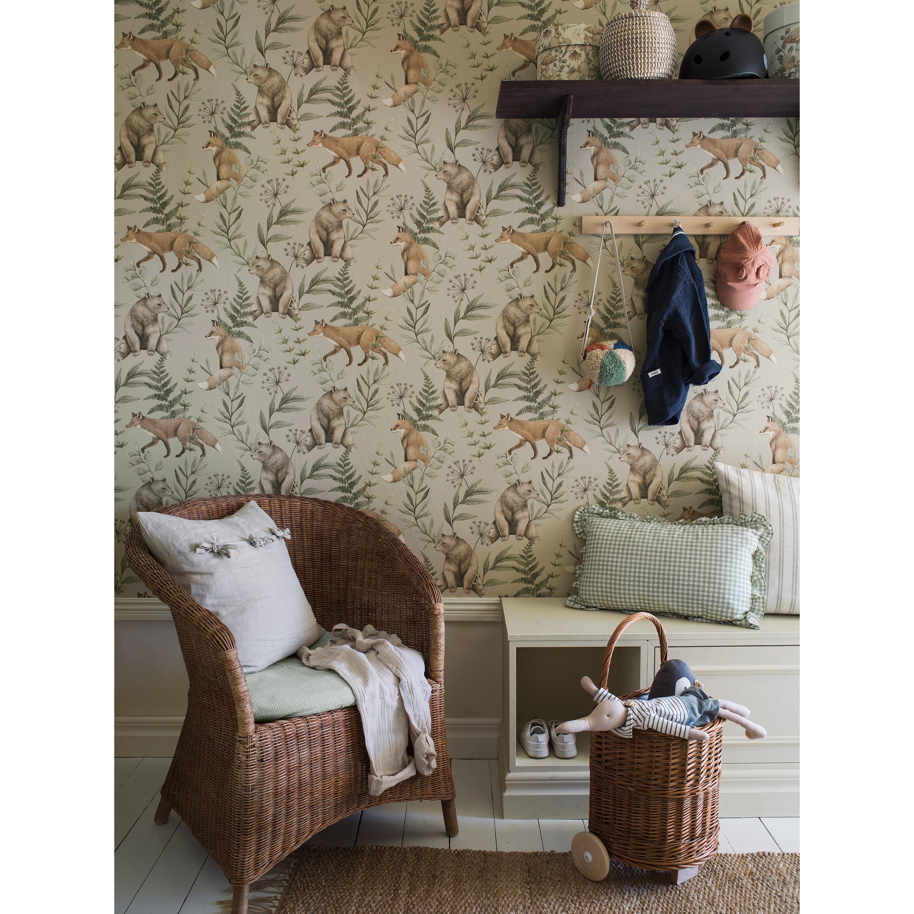Wild Forest beige, tapet tapet med djur, barnrum, naturochlandskap mönster i beige. Från kollektionen Newbie II Wallpaper. Nonwoven-material med förskjuten passning. Passar i barnrum.