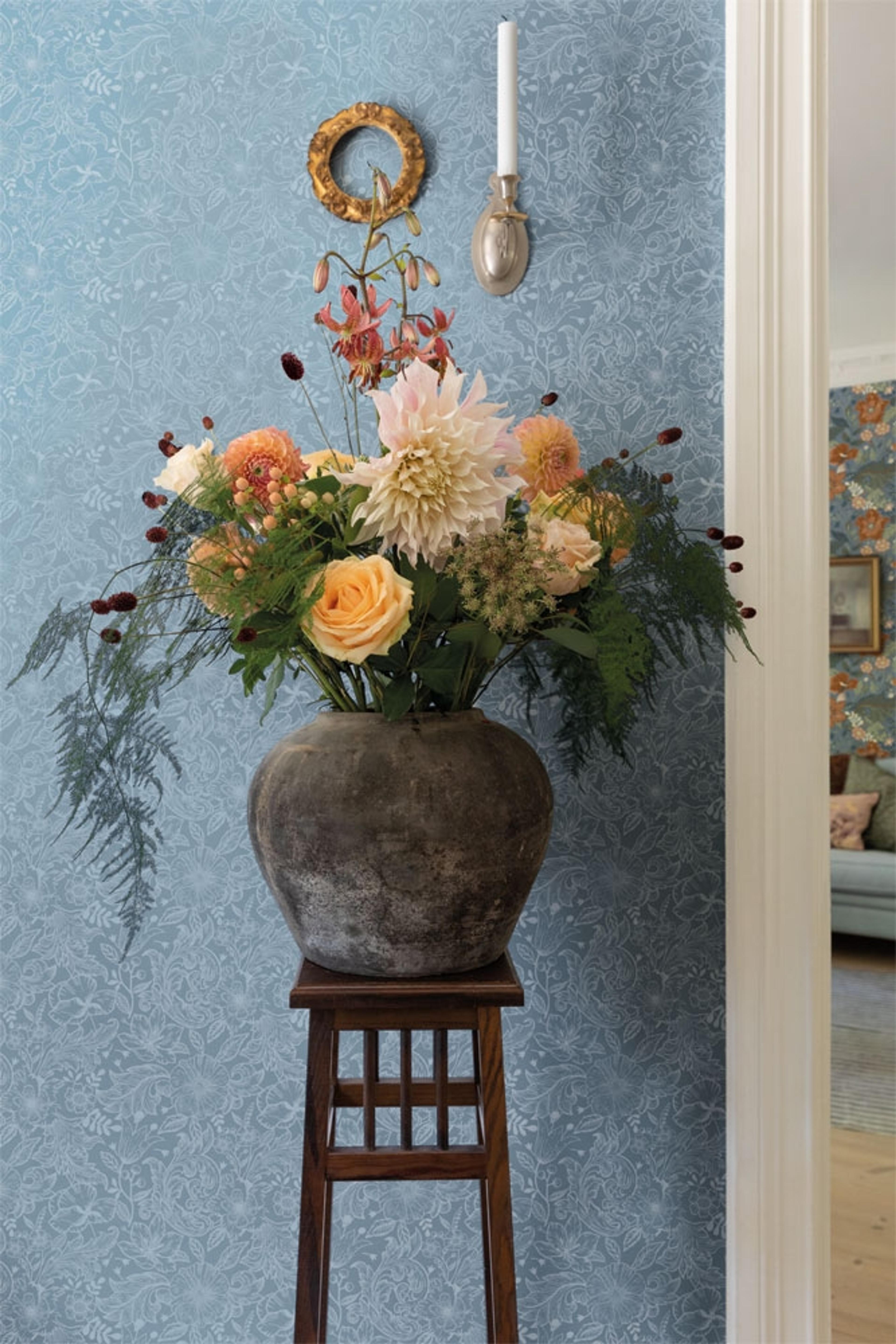 Wilma tapet med blommigt mönster i blå. Från kollektionen Ängås. Nonwoven-material med rak passning.​​​​‌﻿‍﻿​‍​‍‌‍﻿﻿‌﻿​‍‌‍‍‌‌‍‌﻿‌‍‍‌‌‍﻿‍​‍​‍​﻿‍‍​‍​‍‌﻿​﻿‌‍​‌‌‍﻿‍‌‍‍‌‌﻿‌​‌﻿‍‌​‍﻿‍‌‍‍‌‌‍﻿﻿​‍​‍​‍﻿​​‍​‍‌‍‍​‌﻿​‍‌‍‌‌‌‍‌‍​‍​‍​﻿‍‍​‍​‍‌‍‍​‌﻿‌​‌﻿‌​‌﻿​​‌﻿​﻿​﻿‍‍​‍﻿﻿​‍﻿﻿‌﻿‌﻿‌﻿‌﻿‌﻿‌﻿​‍﻿‍‌‍​﻿‌‍﻿﻿‌‍﻿​‌‍﻿﻿‌﻿​‍‌‍​‌‌‍﻿‌‌‍​‌​‍﻿‍‌﻿​﻿‌‍‌‌​‍﻿﻿‌﻿​﻿‌﻿‌​‌﻿‌‌‌‍‌​‌‍‍‌‌‍﻿﻿​‍﻿﻿‌‍‍‌‌‍﻿‍‌﻿‌​‌‍‌‌‌‍﻿‍‌﻿‌​​‍﻿﻿‌‍‌‌‌‍‌​‌‍‍‌‌﻿‌​​‍﻿﻿‌‍﻿‌‌‍﻿﻿‌‍‌​‌‍‌‌​﻿﻿‌‌﻿​​‌﻿​‍‌‍‌‌‌﻿​﻿‌‍‌‌‌‍﻿‍‌﻿‌​‌‍​‌‌﻿‌​‌‍‍‌‌‍﻿﻿‌‍﻿‍​﻿‍﻿‌‍‍‌‌‍‌​​﻿﻿‌‌‍‍‌‌‍﻿‌‌‍​‌‌‍‌﻿‌‍‌‌​‍﻿‌​﻿​​​﻿​‌​﻿‍​​﻿‌﻿​﻿‌﻿‌‍​﻿​﻿​‌​﻿‌﻿​﻿‌‍​﻿‌​​﻿‌​‌‍‌‌‌‍​﻿​﻿​﻿​﻿​‌‌‍‌‌​﻿‍​​﻿‍​​﻿‍​​﻿‌‌​﻿‌‌​﻿‌​​﻿‌​‌‍‌‌​﻿‌‍​﻿‌﻿​﻿‍‌​﻿​‍​﻿​​​﻿‍​​﻿‌​​﻿‍​​﻿‌﻿​﻿​‌‌‍​‌‌‍‌​‌‍‌​‌‍‌‍​﻿​‌‌‍​﻿​‍﻿‌​﻿‌‍​﻿‌‍​﻿‌﻿‌﻿‍​​﻿​‌​﻿​​​﻿​​​﻿​​​‍﻿‌‌‍‍‍‌﻿​​‌‍‌﻿​﻿‍﻿‌﻿‌​‌﻿‍‌‌﻿​​‌‍‌‌​﻿﻿‌‌﻿​﻿‌‍​‌‌‍﻿‍‌‍‍‌‌﻿‌​‌﻿‍‌​‍﻿‍‌‍‍‌‌‍﻿‌‌‍​‌‌‍‌﻿‌‍‌‌‌​​‌‌﻿​﻿‌﻿​﻿‌‍‌‌‌﻿‌​​﻿‍﻿‌﻿​​‌‍​‌‌﻿‌​‌‍‍​​﻿﻿‌‌‍​‌‌‍﻿​‌﻿‌​‌‌‌​‌‍‌‌‌﻿‍​‌﻿‌​​﻿﻿﻿‌‍​‍‌‍​‌‌﻿​﻿‌‍‌‌‌‌‌‌‌﻿​‍‌‍﻿​​﻿﻿‌‌‍‍​‌﻿‌​‌﻿‌​‌﻿​​‌﻿​﻿​‍‌‌​﻿​﻿‌​​‌​‍‌‌​﻿​‍‌​‌‍​‍‌‌​﻿​‍‌​‌‍‌﻿‌﻿‌﻿‌﻿‌﻿‌﻿​‍﻿‍‌‍​﻿‌‍﻿﻿‌‍﻿​‌‍﻿﻿‌﻿​‍‌‍​‌‌‍﻿‌‌‍​‌​‍﻿‍‌﻿​﻿‌‍‌‌​‍‌‌​﻿​‍‌​‌‍‌﻿​﻿‌﻿‌​‌﻿‌‌‌‍‌​‌‍‍‌‌‍﻿﻿​‍‌‍‌‍‍‌‌‍‌​​﻿﻿‌‌‍‍‌‌‍﻿‌‌‍​‌‌‍‌﻿‌‍‌‌​‍﻿‌​﻿​​​﻿​‌​﻿‍​​﻿‌﻿​﻿‌﻿‌‍​﻿​﻿​‌​﻿‌﻿​﻿‌‍​﻿‌​​﻿‌​‌‍‌‌‌‍​﻿​﻿​﻿​﻿​‌‌‍‌‌​﻿‍​​﻿‍​​﻿‍​​﻿‌‌​﻿‌‌​﻿‌​​﻿‌​‌‍‌‌​﻿‌‍​﻿‌﻿​﻿‍‌​﻿​‍​﻿​​​﻿‍​​﻿‌​​﻿‍​​﻿‌﻿​﻿​‌‌‍​‌‌‍‌​‌‍‌​‌‍‌‍​﻿​‌‌‍​﻿​‍﻿‌​﻿‌‍​﻿‌‍​﻿‌﻿‌﻿‍​​﻿​‌​﻿​​​﻿​​​﻿​​​‍﻿‌‌‍‍‍‌﻿​​‌‍‌﻿​‍‌‍‌﻿‌​‌﻿‍‌‌﻿​​‌‍‌‌​﻿﻿‌‌﻿​﻿‌‍​‌‌‍﻿‍‌‍‍‌‌﻿‌​‌﻿‍‌​‍﻿‍‌‍‍‌‌‍﻿‌‌‍​‌‌‍‌﻿‌‍‌‌‌​​‌‌﻿​﻿‌﻿​﻿‌‍‌‌‌﻿‌​​‍‌‍‌﻿​​‌‍​‌‌﻿‌​‌‍‍​​﻿﻿‌‌‍​‌‌‍﻿​‌﻿‌​‌‌‌​‌‍‌‌‌﻿‍​‌﻿‌​​‍‌‍‌﻿​​‌‍‌‌‌﻿​‍‌﻿​﻿‌﻿​​‌‍‌‌‌‍​﻿‌﻿‌​‌‍‍‌‌﻿‌‍‌‍‌‌​﻿﻿‌‌﻿​​‌﻿‌‌‌‍​‍‌‍﻿​‌‍‍‌‌﻿​﻿‌‍‍​‌‍‌‌‌‍‌​​‍​‍‌﻿﻿‌