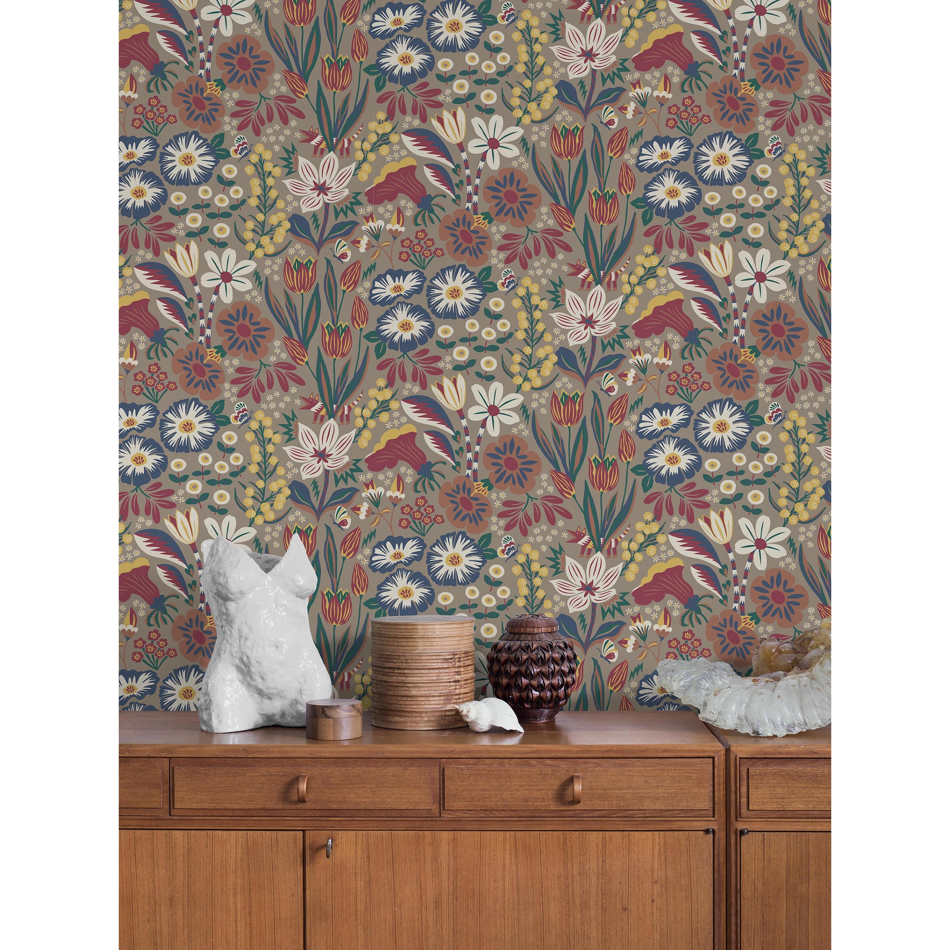 Hanna Werning Trädgården brun, tapet tapet med blommigt mönster i brun. Från kollektionen swedish designers. Nonwoven-material med förskjuten passning.