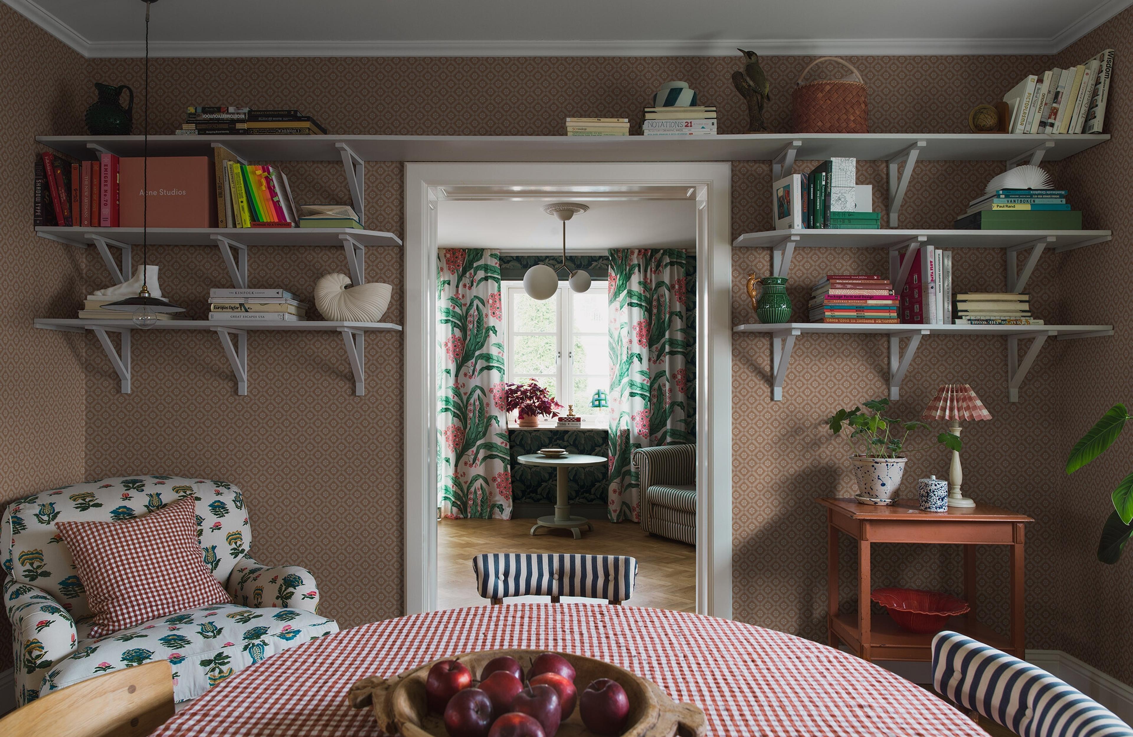 Love tapet med trellis mönster i röd och beige. Från kollektionen New Heritage. Nonwoven-material med rak passning. Passar i matsal, kök och hall.​​​​‌﻿‍﻿​‍​‍‌‍﻿﻿‌﻿​‍‌‍‍‌‌‍‌﻿‌‍‍‌‌‍﻿‍​‍​‍​﻿‍‍​‍​‍‌﻿​﻿‌‍​‌‌‍﻿‍‌‍‍‌‌﻿‌​‌﻿‍‌​‍﻿‍‌‍‍‌‌‍﻿﻿​‍​‍​‍﻿​​‍​‍‌‍‍​‌﻿​‍‌‍‌‌‌‍‌‍​‍​‍​﻿‍‍​‍​‍‌‍‍​‌﻿‌​‌﻿‌​‌﻿​​‌﻿​﻿​﻿‍‍​‍﻿﻿​‍﻿﻿‌﻿‌﻿‌﻿‌﻿‌﻿‌﻿​‍﻿‍‌‍​﻿‌‍﻿﻿‌‍﻿​‌‍﻿﻿‌﻿​‍‌‍​‌‌‍﻿‌‌‍​‌​‍﻿‍‌﻿​﻿‌‍‌‌​‍﻿﻿‌﻿​﻿‌﻿‌​‌﻿‌‌‌‍‌​‌‍‍‌‌‍﻿﻿​‍﻿﻿‌‍‍‌‌‍﻿‍‌﻿‌​‌‍‌‌‌‍﻿‍‌﻿‌​​‍﻿﻿‌‍‌‌‌‍‌​‌‍‍‌‌﻿‌​​‍﻿﻿‌‍﻿‌‌‍﻿﻿‌‍‌​‌‍‌‌​﻿﻿‌‌﻿​​‌﻿​‍‌‍‌‌‌﻿​﻿‌‍‌‌‌‍﻿‍‌﻿‌​‌‍​‌‌﻿‌​‌‍‍‌‌‍﻿﻿‌‍﻿‍​﻿‍﻿‌‍‍‌‌‍‌​​﻿﻿‌‌‍‍‌‌‍﻿‌‌‍​‌‌‍‌﻿‌‍‌‌​‍﻿‌​﻿​​​﻿​‍​﻿‍​​﻿‍‌‌‍‌‌‌‍‌‌​﻿​‍​﻿‍​​﻿‌‌​﻿‍​​﻿‍​‌‍‌​​﻿‌﻿‌‍​‌​﻿‌​‌‍‌‌​﻿​‌​﻿‍​​﻿​​‌‍‌‍​﻿​‍​﻿‌​‌‍​‌​﻿​‌‌‍‌​​﻿‌​​﻿‌​​﻿‌‌​﻿​​​﻿​​‌‍‌‍‌‍​﻿‌‍‌‍​﻿​﻿​﻿​‍‌‍​‌‌‍​﻿​﻿​‍​﻿​​​﻿‍​​‍﻿‌​﻿​‍​﻿​​​﻿​​​﻿​​‌﻿‍​​﻿​‌​﻿​﻿​﻿​​​﻿​‍​‍﻿‌‌‍‍‍‌﻿​​‌‍‌﻿​﻿‍﻿‌﻿‌​‌﻿‍‌‌﻿​​‌‍‌‌​﻿﻿‌‌﻿​﻿‌‍​‌‌‍﻿‍‌‍‍‌‌﻿‌​‌﻿‍‌​‍﻿‍‌‍‍‌‌‍﻿‌‌‍​‌‌‍‌﻿‌‍‌‌‌​​‌‌﻿​﻿‌﻿​﻿‌‍‌‌‌﻿‌​​﻿‍﻿‌﻿​​‌‍​‌‌﻿‌​‌‍‍​​﻿﻿‌‌‍​‌‌‍﻿​‌﻿‌​‌‌‌​‌‍‌‌‌﻿‍​‌﻿‌​​﻿﻿﻿‌‍​‍‌‍​‌‌﻿​﻿‌‍‌‌‌‌‌‌‌﻿​‍‌‍﻿​​﻿﻿‌‌‍‍​‌﻿‌​‌﻿‌​‌﻿​​‌﻿​﻿​‍‌‌​﻿​﻿‌​​‌​‍‌‌​﻿​‍‌​‌‍​‍‌‌​﻿​‍‌​‌‍‌﻿‌﻿‌﻿‌﻿‌﻿‌﻿​‍﻿‍‌‍​﻿‌‍﻿﻿‌‍﻿​‌‍﻿﻿‌﻿​‍‌‍​‌‌‍﻿‌‌‍​‌​‍﻿‍‌﻿​﻿‌‍‌‌​‍‌‌​﻿​‍‌​‌‍‌﻿​﻿‌﻿‌​‌﻿‌‌‌‍‌​‌‍‍‌‌‍﻿﻿​‍‌‍‌‍‍‌‌‍‌​​﻿﻿‌‌‍‍‌‌‍﻿‌‌‍​‌‌‍‌﻿‌‍‌‌​‍﻿‌​﻿​​​﻿​‍​﻿‍​​﻿‍‌‌‍‌‌‌‍‌‌​﻿​‍​﻿‍​​﻿‌‌​﻿‍​​﻿‍​‌‍‌​​﻿‌﻿‌‍​‌​﻿‌​‌‍‌‌​﻿​‌​﻿‍​​﻿​​‌‍‌‍​﻿​‍​﻿‌​‌‍​‌​﻿​‌‌‍‌​​﻿‌​​﻿‌​​﻿‌‌​﻿​​​﻿​​‌‍‌‍‌‍​﻿‌‍‌‍​﻿​﻿​﻿​‍‌‍​‌‌‍​﻿​﻿​‍​﻿​​​﻿‍​​‍﻿‌​﻿​‍​﻿​​​﻿​​​﻿​​‌﻿‍​​﻿​‌​﻿​﻿​﻿​​​﻿​‍​‍﻿‌‌‍‍‍‌﻿​​‌‍‌﻿​‍‌‍‌﻿‌​‌﻿‍‌‌﻿​​‌‍‌‌​﻿﻿‌‌﻿​﻿‌‍​‌‌‍﻿‍‌‍‍‌‌﻿‌​‌﻿‍‌​‍﻿‍‌‍‍‌‌‍﻿‌‌‍​‌‌‍‌﻿‌‍‌‌‌​​‌‌﻿​﻿‌﻿​﻿‌‍‌‌‌﻿‌​​‍‌‍‌﻿​​‌‍​‌‌﻿‌​‌‍‍​​﻿﻿‌‌‍​‌‌‍﻿​‌﻿‌​‌‌‌​‌‍‌‌‌﻿‍​‌﻿‌​​‍‌‍‌﻿​​‌‍‌‌‌﻿​‍‌﻿​﻿‌﻿​​‌‍‌‌‌‍​﻿‌﻿‌​‌‍‍‌‌﻿‌‍‌‍‌‌​﻿﻿‌‌﻿​​‌﻿‌‌‌‍​‍‌‍﻿​‌‍‍‌‌﻿​﻿‌‍‍​‌‍‌‌‌‍‌​​‍​‍‌﻿﻿‌