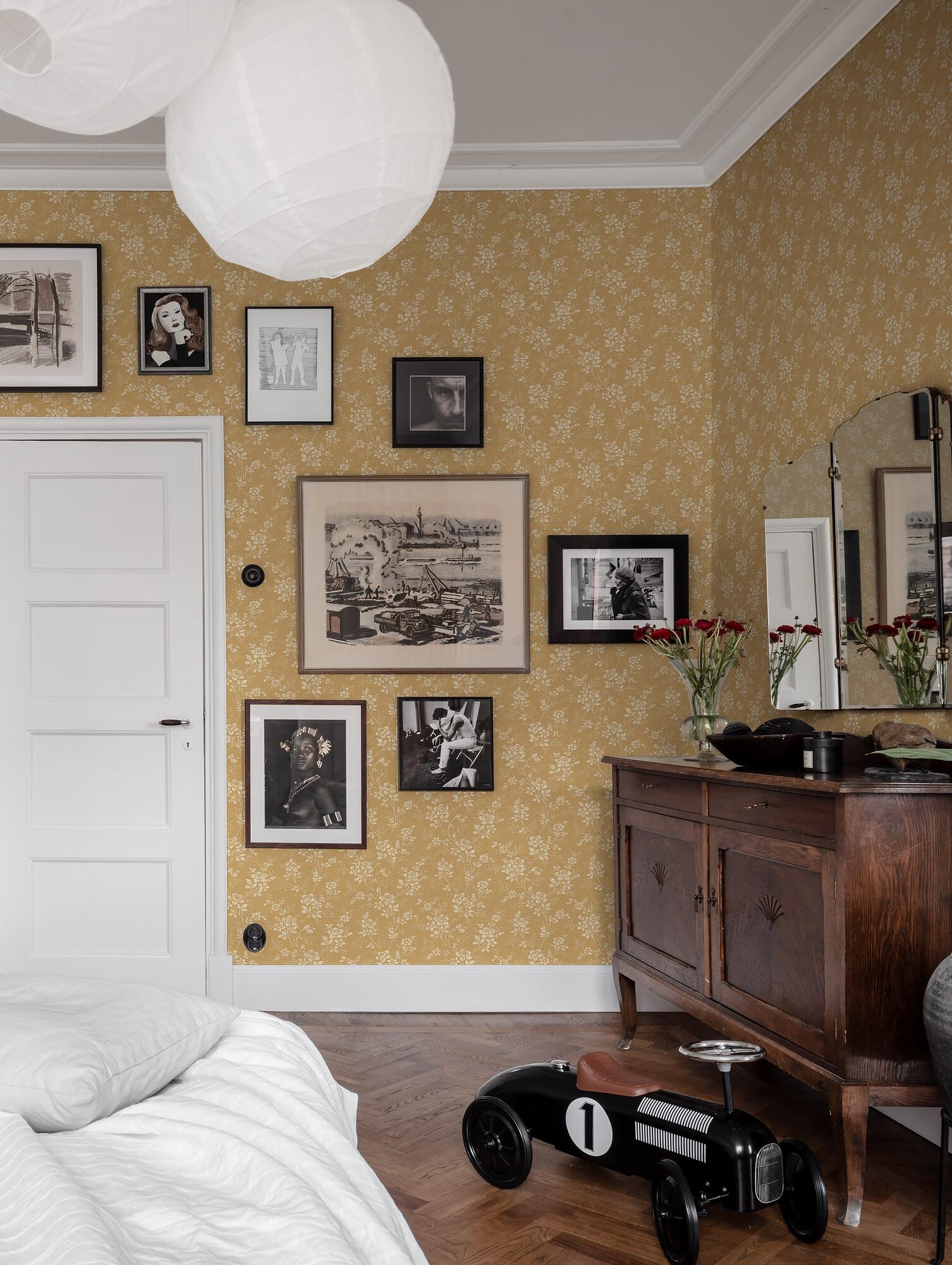 Hip Rose tapet från Boråstapeter med blommigt mönster i gul. Från kollektionen Woodland. Nonwoven-material med förskjuten passning.