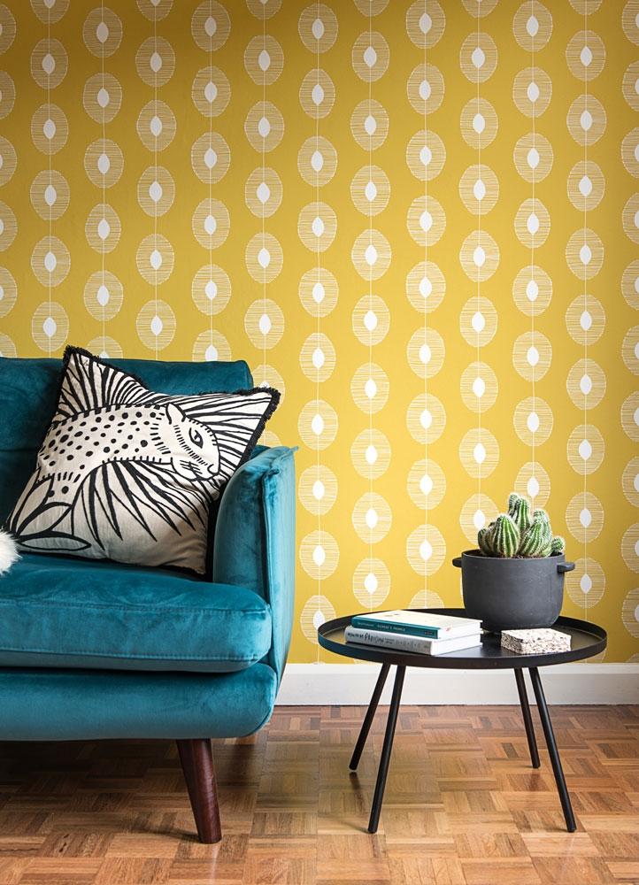 Dewsrops tapet med geometriskt mönster i gul. Från kollektionen signature. Nonwoven-material med rak passning.