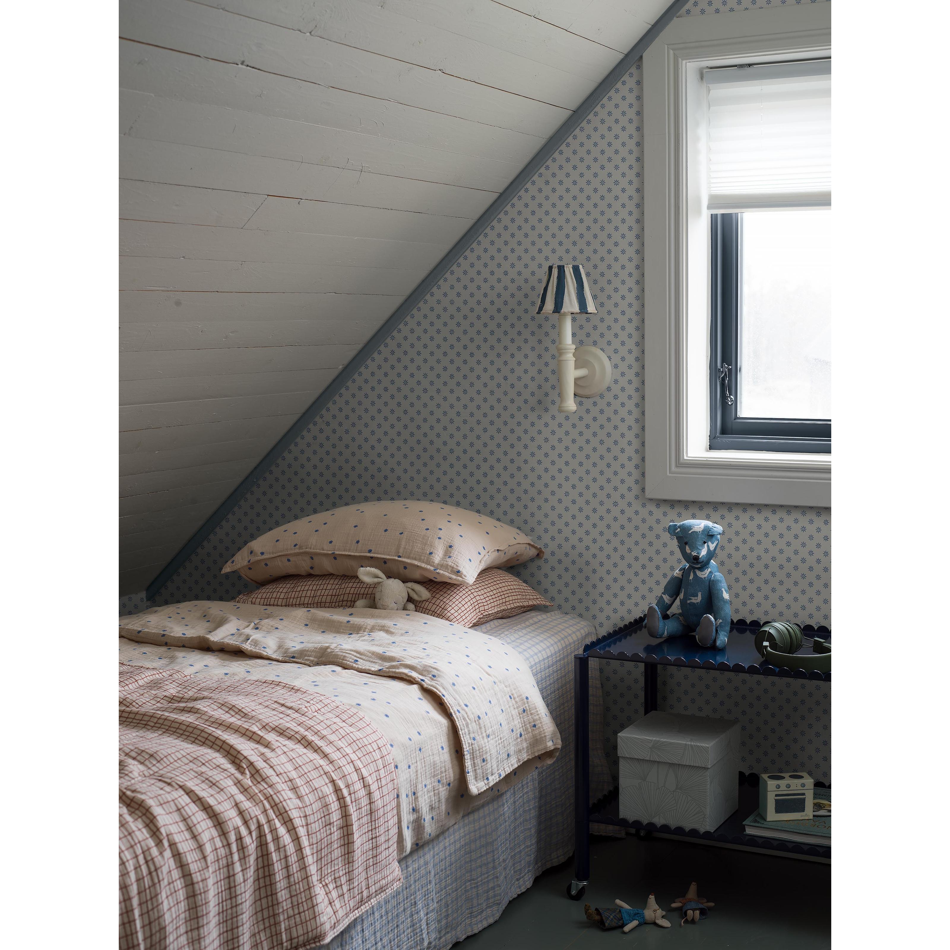 Skogsstjärna ljusblå, tapet tapet med småmönstrat, blommigt mönster i blå. Från kollektionen Nordic Folk. Nonwoven-material med rak passning. Passar i tonårsrum och sovrum.