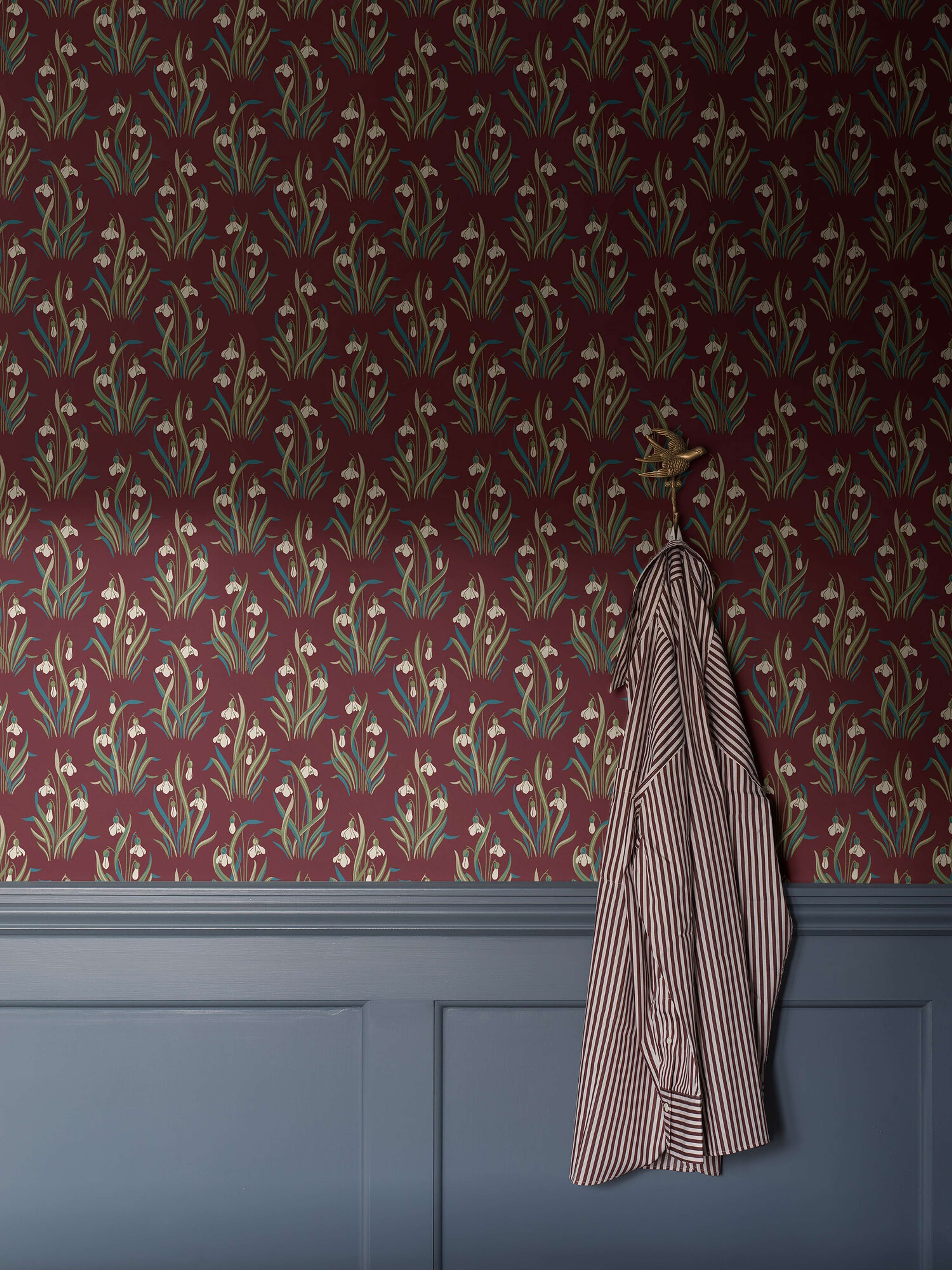 Snödroppe tapet med botaniskt, blommigt mönster i röd. Från kollektionen New Heritage. Nonwoven-material med rak passning.