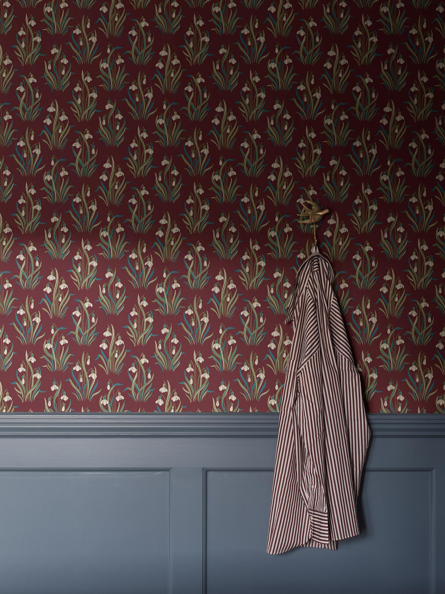 Snödroppe tapet med botaniskt, blommigt mönster i röd. Från kollektionen New Heritage. Nonwoven-material med rak passning.