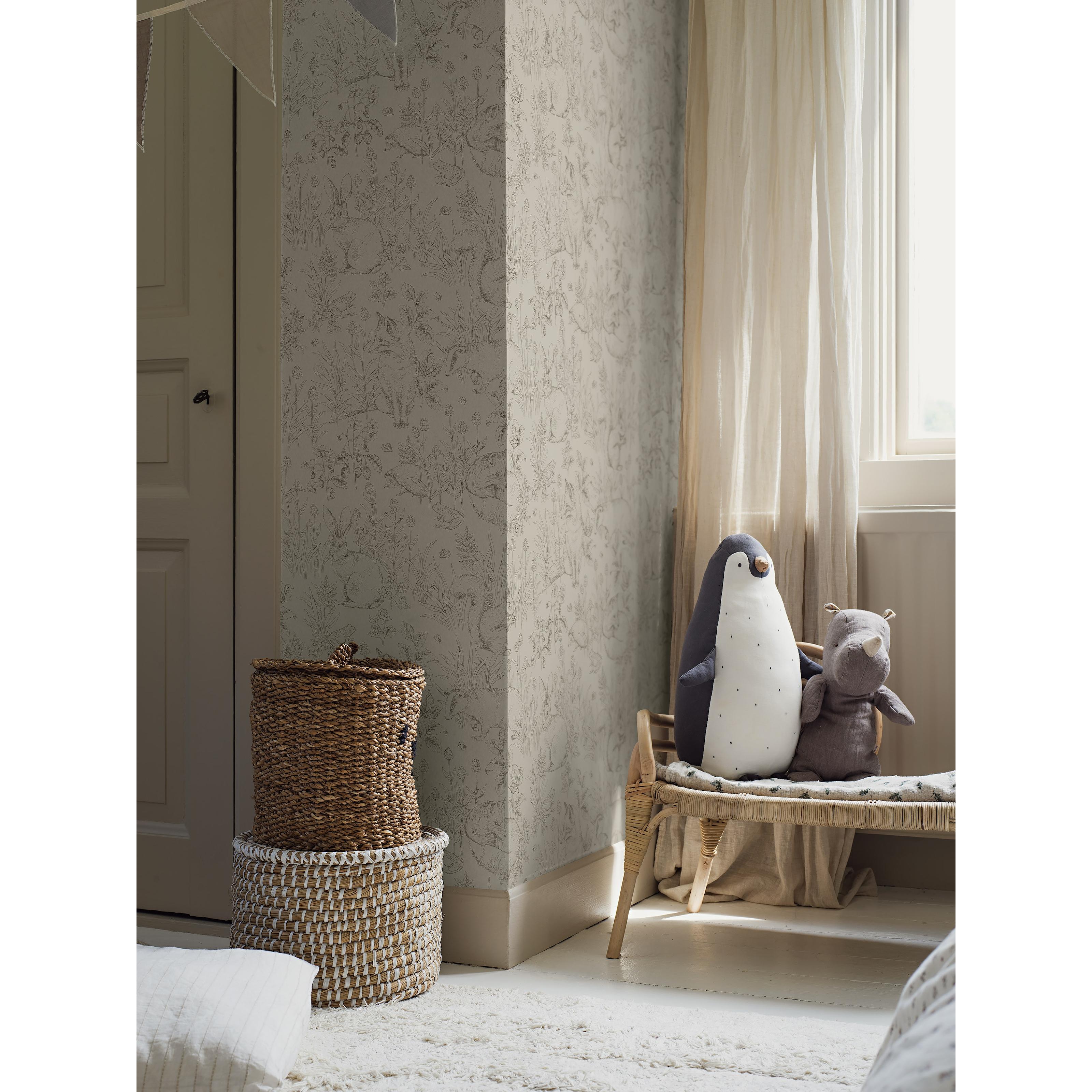 Forest Friends beige, tapet tapet med djur, barnrum mönster i beige. Från kollektionen Newbie II Wallpaper. Nonwoven-material med förskjuten passning. Passar i barnrum.