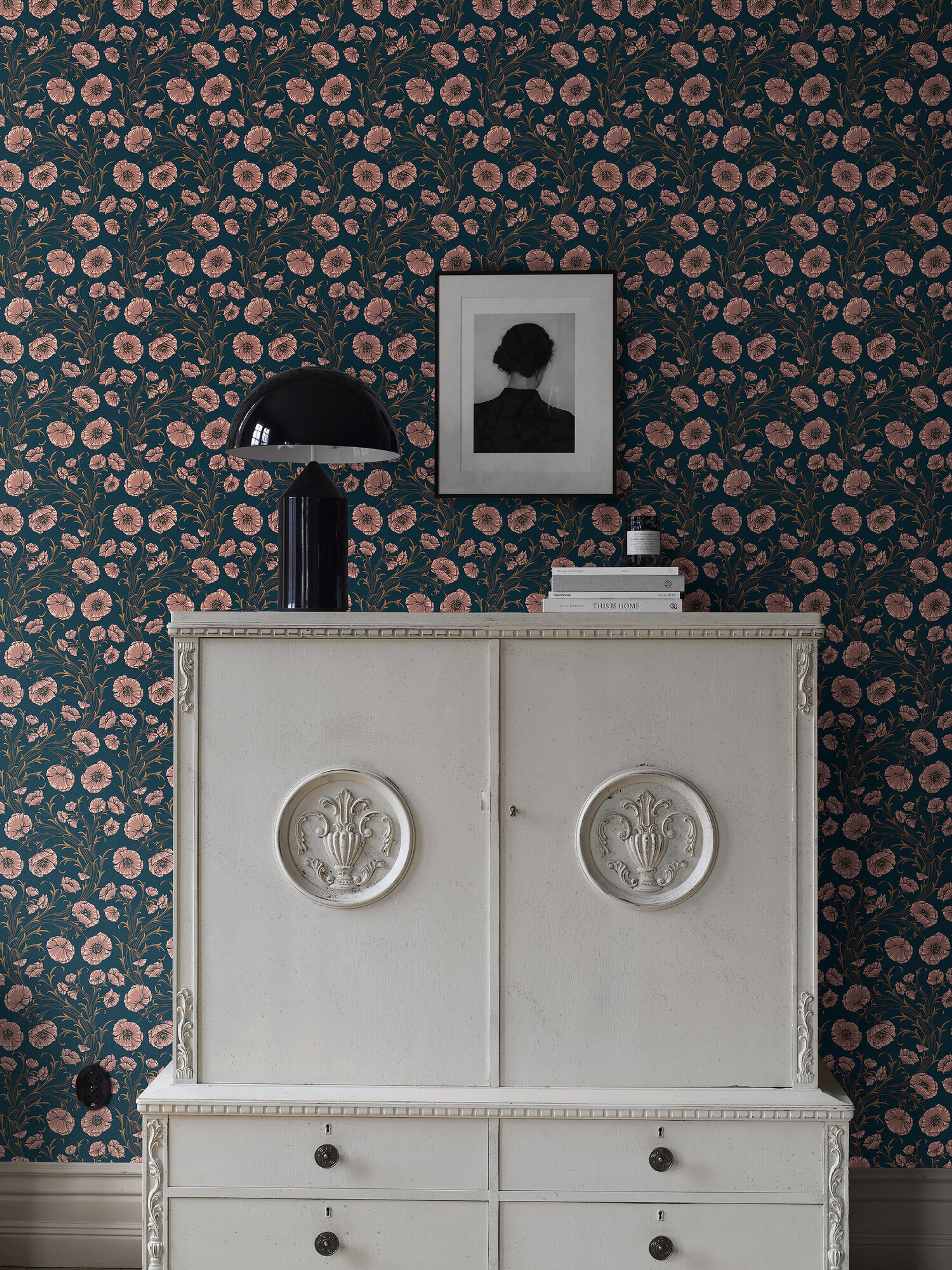 Poppy Flow blommor på blå botten tapet med blommigt mönster i blå. Från kollektionen Treasured. Nonwoven-material med rak passning. Passar i kök, hall och arbetsrum.​​​​‌﻿‍﻿​‍​‍‌‍﻿﻿‌﻿​‍‌‍‍‌‌‍‌﻿‌‍‍‌‌‍﻿‍​‍​‍​﻿‍‍​‍​‍‌﻿​﻿‌‍​‌‌‍﻿‍‌‍‍‌‌﻿‌​‌﻿‍‌​‍﻿‍‌‍‍‌‌‍﻿﻿​‍​‍​‍﻿​​‍​‍‌‍‍​‌﻿​‍‌‍‌‌‌‍‌‍​‍​‍​﻿‍‍​‍​‍‌‍‍​‌﻿‌​‌﻿‌​‌﻿​​‌﻿​﻿​﻿‍‍​‍﻿﻿​‍﻿﻿‌﻿‌﻿‌﻿‌﻿‌﻿‌﻿​‍﻿‍‌‍​﻿‌‍﻿﻿‌‍﻿​‌‍﻿﻿‌﻿​‍‌‍​‌‌‍﻿‌‌‍​‌​‍﻿‍‌﻿​﻿‌‍‌‌​‍﻿﻿‌﻿​﻿‌﻿‌​‌﻿‌‌‌‍‌​‌‍‍‌‌‍﻿﻿​‍﻿﻿‌‍‍‌‌‍﻿‍‌﻿‌​‌‍‌‌‌‍﻿‍‌﻿‌​​‍﻿﻿‌‍‌‌‌‍‌​‌‍‍‌‌﻿‌​​‍﻿﻿‌‍﻿‌‌‍﻿﻿‌‍‌​‌‍‌‌​﻿﻿‌‌﻿​​‌﻿​‍‌‍‌‌‌﻿​﻿‌‍‌‌‌‍﻿‍‌﻿‌​‌‍​‌‌﻿‌​‌‍‍‌‌‍﻿﻿‌‍﻿‍​﻿‍﻿‌‍‍‌‌‍‌​​﻿﻿‌‌‍‍‌‌‍﻿‌‌‍​‌‌‍‌﻿‌‍‌‌​‍﻿‌​﻿​​​﻿‌‌‌‍​‌‌‍​‍‌‍‌‍​﻿‌‍​﻿​​​﻿‍‌​﻿‌‍​﻿​‌​﻿‍‌​﻿‌‍​﻿‌‍‌‍​‌‌‍​‌​﻿‌﻿​﻿​​‌‍​‌​﻿‍‌‌‍​﻿​﻿‍‌​﻿‌﻿​﻿‌​‌‍‌‍​﻿​‍​﻿‌﻿​﻿​​​﻿‌‌​﻿​​​﻿​‍​﻿‌﻿​﻿​‍‌‍‌‍‌‍‌‌​﻿​‌‌‍​﻿‌‍‌‌‌‍​﻿​﻿‌﻿​﻿​‌​‍﻿‌​﻿​‌​﻿‌‌​﻿​​​﻿​​‌﻿‍​​﻿​‍​﻿​​​﻿​​​﻿​​​‍﻿‌‌‍‍‍‌﻿​​‌‍‌﻿​﻿‍﻿‌﻿‌​‌﻿‍‌‌﻿​​‌‍‌‌​﻿﻿‌‌﻿​﻿‌‍​‌‌‍﻿‍‌‍‍‌‌﻿‌​‌﻿‍‌​‍﻿‍‌‍‍‌‌‍﻿‌‌‍​‌‌‍‌﻿‌‍‌‌‌​​‌‌﻿​﻿‌﻿​﻿‌‍‌‌‌﻿‌​​﻿‍﻿‌﻿​​‌‍​‌‌﻿‌​‌‍‍​​﻿﻿‌‌‍​‌‌‍﻿​‌﻿‌​‌‌‌​‌‍‌‌‌﻿‍​‌﻿‌​​﻿﻿﻿‌‍​‍‌‍​‌‌﻿​﻿‌‍‌‌‌‌‌‌‌﻿​‍‌‍﻿​​﻿﻿‌‌‍‍​‌﻿‌​‌﻿‌​‌﻿​​‌﻿​﻿​‍‌‌​﻿​﻿‌​​‌​‍‌‌​﻿​‍‌​‌‍​‍‌‌​﻿​‍‌​‌‍‌﻿‌﻿‌﻿‌﻿‌﻿‌﻿​‍﻿‍‌‍​﻿‌‍﻿﻿‌‍﻿​‌‍﻿﻿‌﻿​‍‌‍​‌‌‍﻿‌‌‍​‌​‍﻿‍‌﻿​﻿‌‍‌‌​‍‌‌​﻿​‍‌​‌‍‌﻿​﻿‌﻿‌​‌﻿‌‌‌‍‌​‌‍‍‌‌‍﻿﻿​‍‌‍‌‍‍‌‌‍‌​​﻿﻿‌‌‍‍‌‌‍﻿‌‌‍​‌‌‍‌﻿‌‍‌‌​‍﻿‌​﻿​​​﻿‌‌‌‍​‌‌‍​‍‌‍‌‍​﻿‌‍​﻿​​​﻿‍‌​﻿‌‍​﻿​‌​﻿‍‌​﻿‌‍​﻿‌‍‌‍​‌‌‍​‌​﻿‌﻿​﻿​​‌‍​‌​﻿‍‌‌‍​﻿​﻿‍‌​﻿‌﻿​﻿‌​‌‍‌‍​﻿​‍​﻿‌﻿​﻿​​​﻿‌‌​﻿​​​﻿​‍​﻿‌﻿​﻿​‍‌‍‌‍‌‍‌‌​﻿​‌‌‍​﻿‌‍‌‌‌‍​﻿​﻿‌﻿​﻿​‌​‍﻿‌​﻿​‌​﻿‌‌​﻿​​​﻿​​‌﻿‍​​﻿​‍​﻿​​​﻿​​​﻿​​​‍﻿‌‌‍‍‍‌﻿​​‌‍‌﻿​‍‌‍‌﻿‌​‌﻿‍‌‌﻿​​‌‍‌‌​﻿﻿‌‌﻿​﻿‌‍​‌‌‍﻿‍‌‍‍‌‌﻿‌​‌﻿‍‌​‍﻿‍‌‍‍‌‌‍﻿‌‌‍​‌‌‍‌﻿‌‍‌‌‌​​‌‌﻿​﻿‌﻿​﻿‌‍‌‌‌﻿‌​​‍‌‍‌﻿​​‌‍​‌‌﻿‌​‌‍‍​​﻿﻿‌‌‍​‌‌‍﻿​‌﻿‌​‌‌‌​‌‍‌‌‌﻿‍​‌﻿‌​​‍‌‍‌﻿​​‌‍‌‌‌﻿​‍‌﻿​﻿‌﻿​​‌‍‌‌‌‍​﻿‌﻿‌​‌‍‍‌‌﻿‌‍‌‍‌‌​﻿﻿‌‌﻿​​‌﻿‌‌‌‍​‍‌‍﻿​‌‍‍‌‌﻿​﻿‌‍‍​‌‍‌‌‌‍‌​​‍​‍‌﻿﻿‌