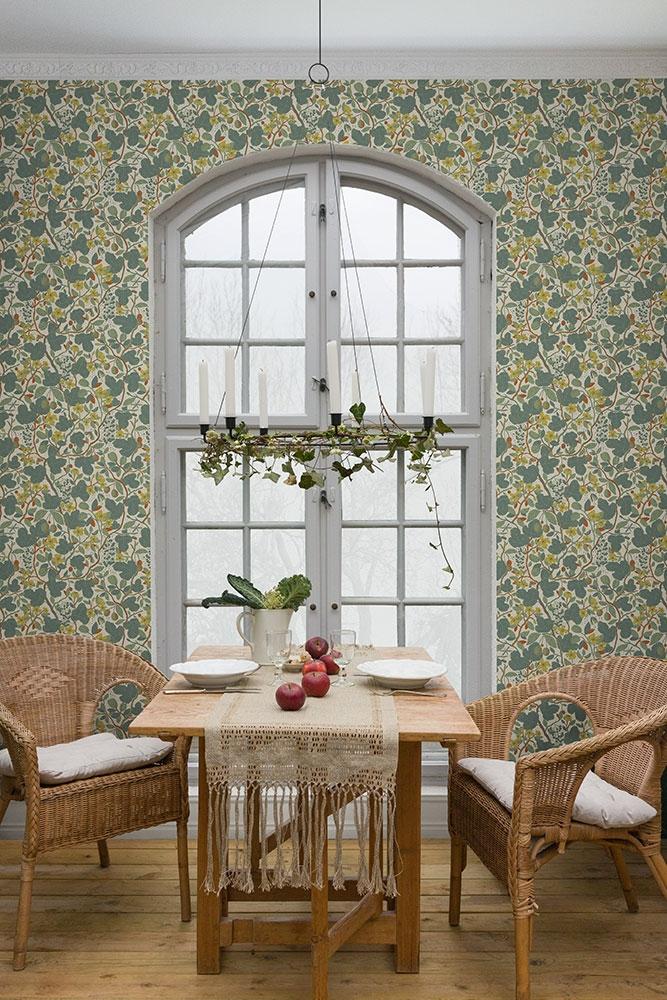 Ewald, blågrön tapet med botaniskt mönster i grön. Från kollektionen Lina 2. Nonwoven-material med rak passning. Country-stil.