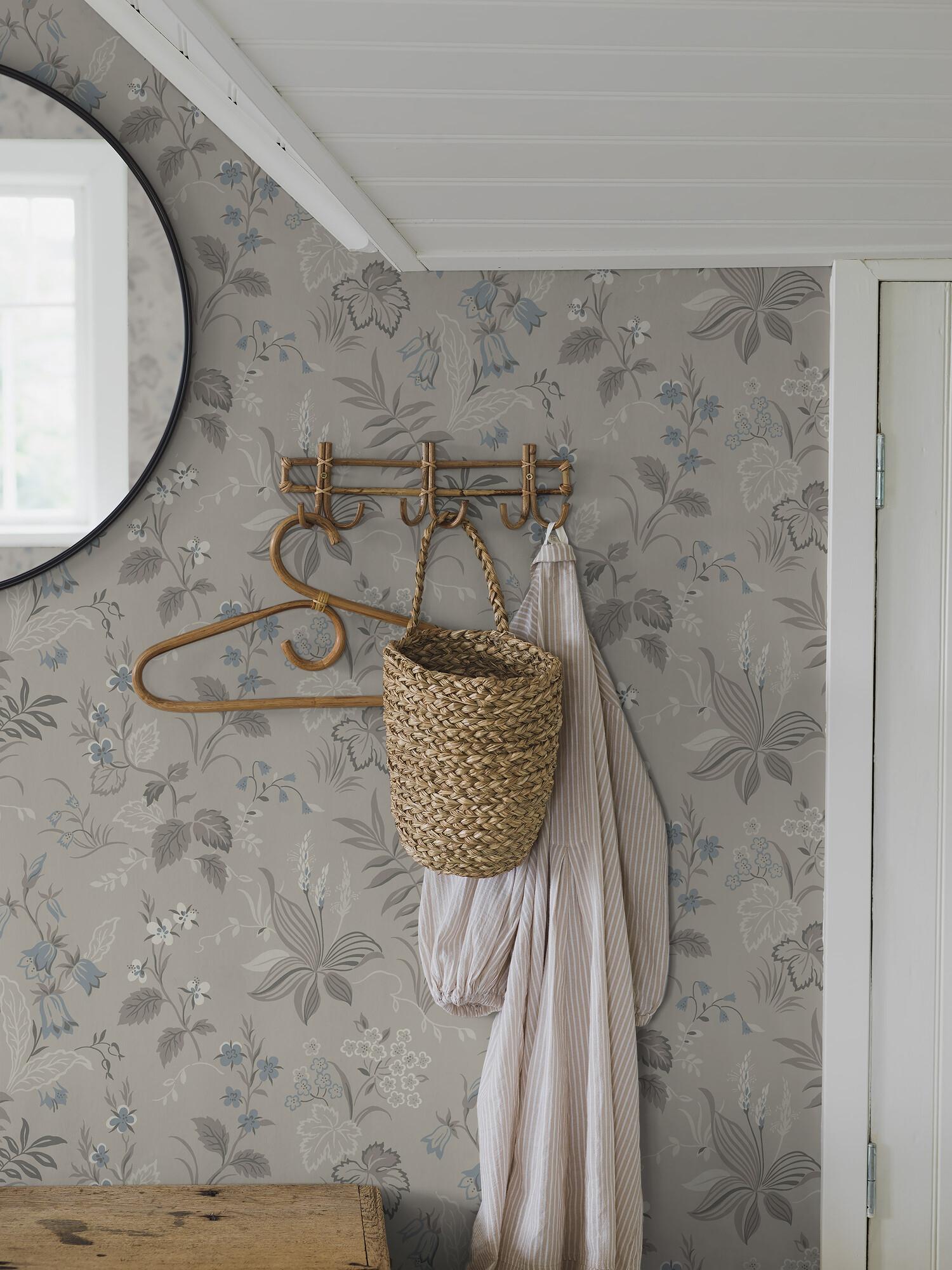 Folklore tapet med blommigt mönster i grå. Från kollektionen timeless traditions. Nonwoven-material med förskjuten passning.