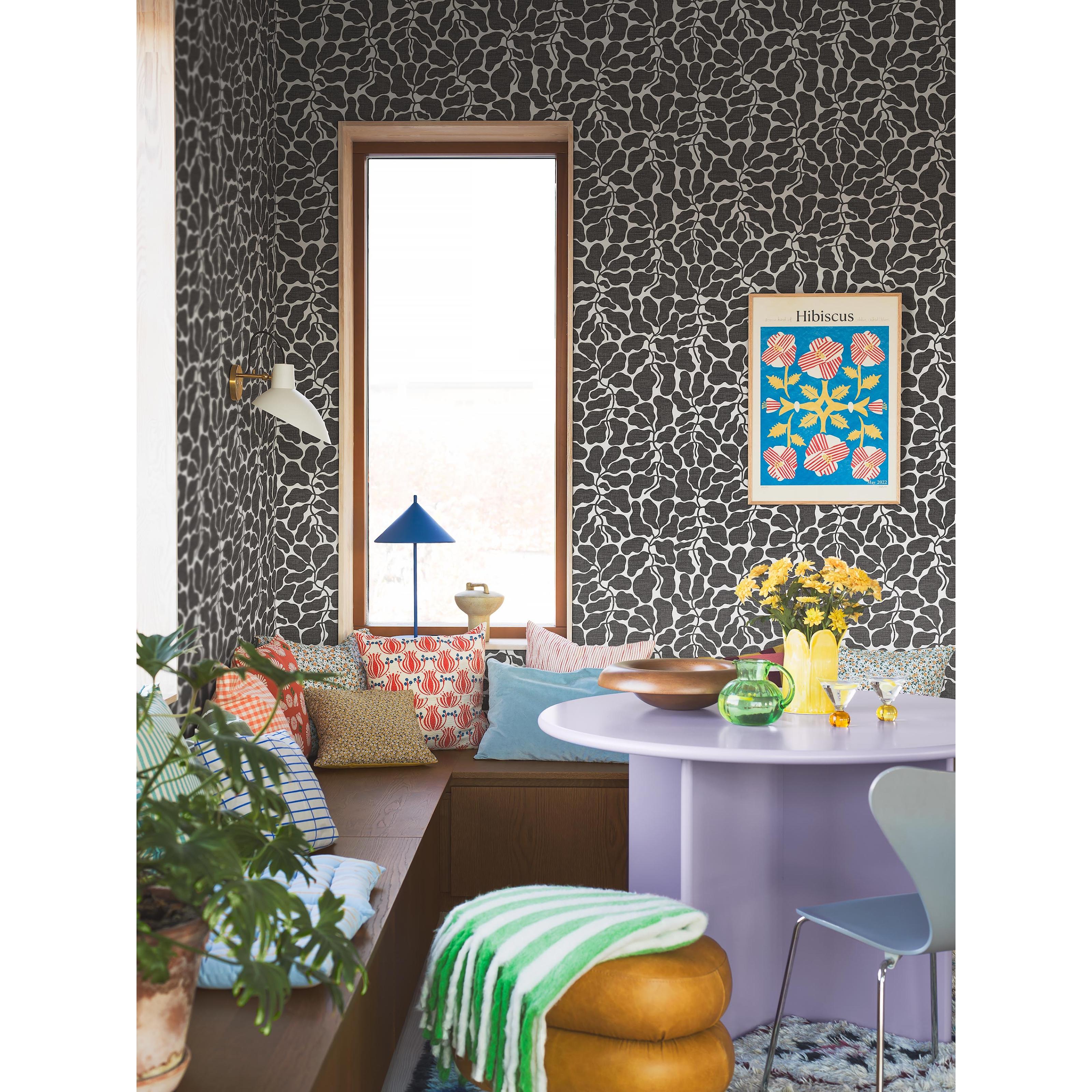 My Secret Garden, tapet tapet med botaniskt mönster i vit och svart. Från kollektionen Graphics. Nonwoven-material med förskjuten passning. Passar i vardagsrum och matsal.