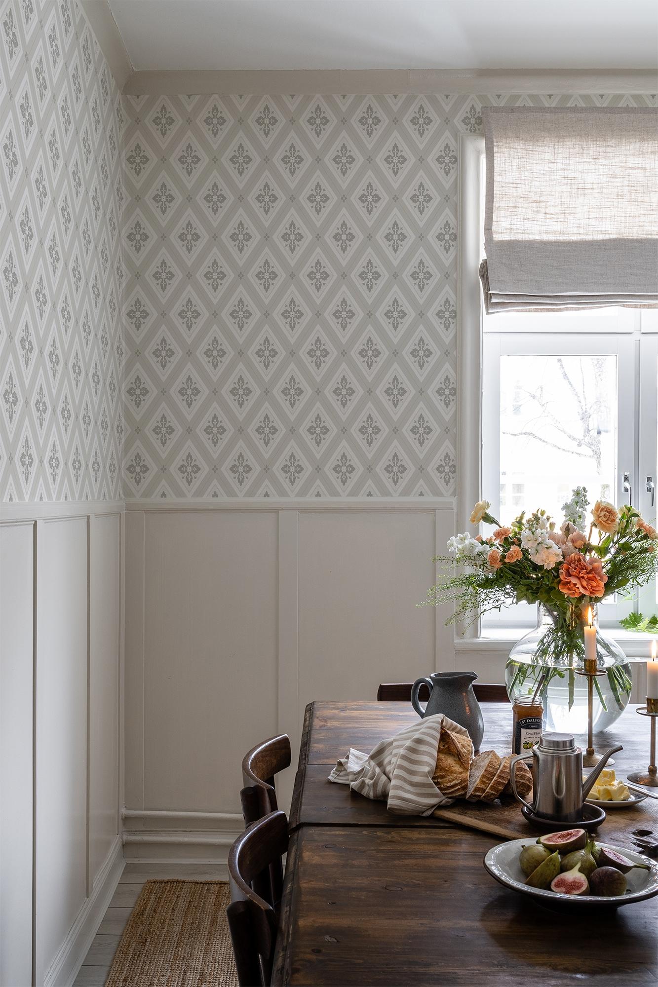 Astrid, Grå tapet med medaljonger mönster i grå. Från kollektionen Flora. Nonwoven-material med rak passning.