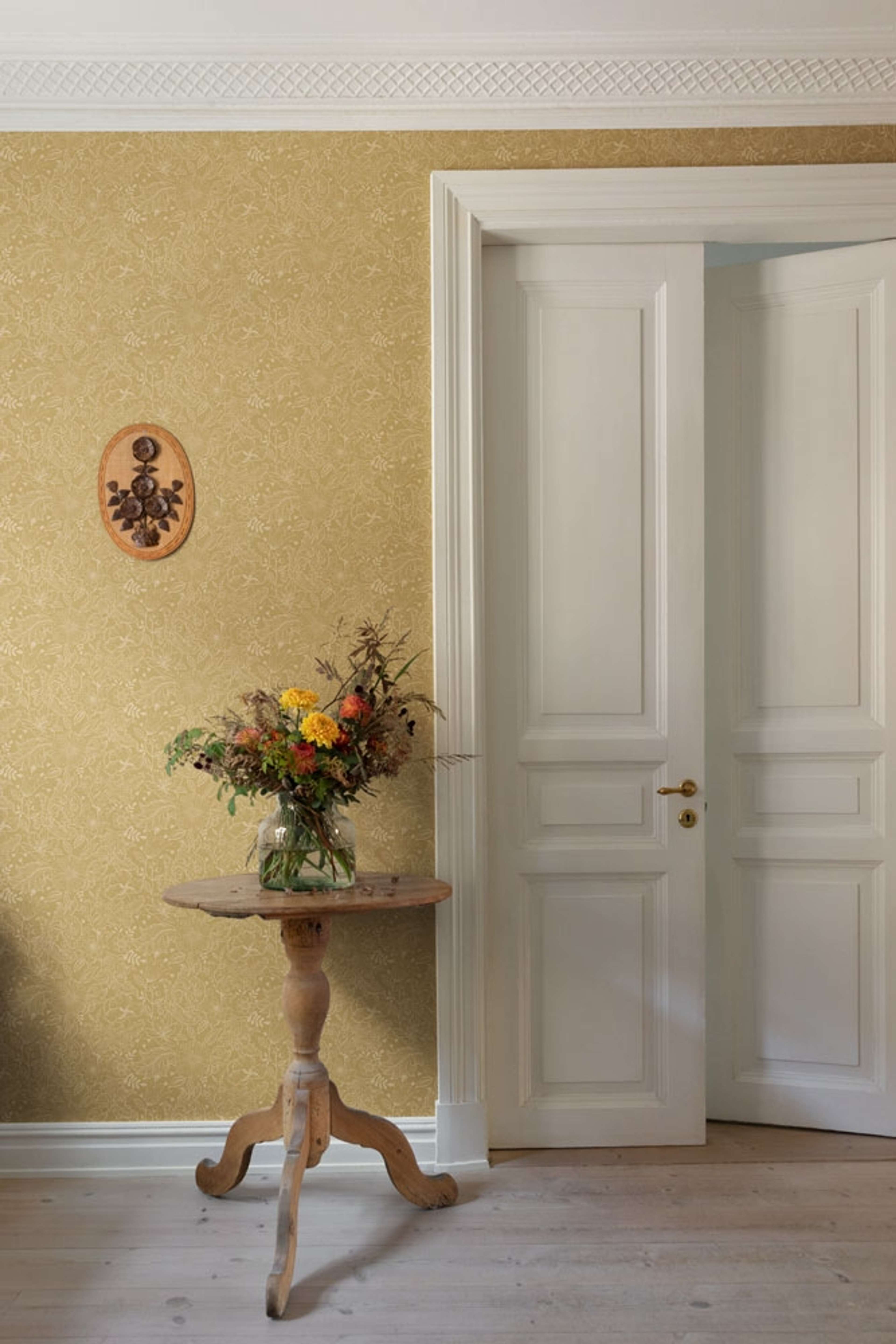 Wilma tapet med blommigt mönster i gul. Från kollektionen Ängås. Nonwoven-material med rak passning.​​​​‌﻿‍﻿​‍​‍‌‍﻿﻿‌﻿​‍‌‍‍‌‌‍‌﻿‌‍‍‌‌‍﻿‍​‍​‍​﻿‍‍​‍​‍‌﻿​﻿‌‍​‌‌‍﻿‍‌‍‍‌‌﻿‌​‌﻿‍‌​‍﻿‍‌‍‍‌‌‍﻿﻿​‍​‍​‍﻿​​‍​‍‌‍‍​‌﻿​‍‌‍‌‌‌‍‌‍​‍​‍​﻿‍‍​‍​‍‌‍‍​‌﻿‌​‌﻿‌​‌﻿​​‌﻿​﻿​﻿‍‍​‍﻿﻿​‍﻿﻿‌﻿‌﻿‌﻿‌﻿‌﻿‌﻿​‍﻿‍‌‍​﻿‌‍﻿﻿‌‍﻿​‌‍﻿﻿‌﻿​‍‌‍​‌‌‍﻿‌‌‍​‌​‍﻿‍‌﻿​﻿‌‍‌‌​‍﻿﻿‌﻿​﻿‌﻿‌​‌﻿‌‌‌‍‌​‌‍‍‌‌‍﻿﻿​‍﻿﻿‌‍‍‌‌‍﻿‍‌﻿‌​‌‍‌‌‌‍﻿‍‌﻿‌​​‍﻿﻿‌‍‌‌‌‍‌​‌‍‍‌‌﻿‌​​‍﻿﻿‌‍﻿‌‌‍﻿﻿‌‍‌​‌‍‌‌​﻿﻿‌‌﻿​​‌﻿​‍‌‍‌‌‌﻿​﻿‌‍‌‌‌‍﻿‍‌﻿‌​‌‍​‌‌﻿‌​‌‍‍‌‌‍﻿﻿‌‍﻿‍​﻿‍﻿‌‍‍‌‌‍‌​​﻿﻿‌‌‍‍‌‌‍﻿‌‌‍​‌‌‍‌﻿‌‍‌‌​‍﻿‌​﻿​​​﻿‌﻿‌‍‌‍​﻿​‍​﻿‌﻿​﻿​﻿‌‍​‌​﻿‌‌​﻿‌﻿‌‍‌​‌‍​﻿​﻿‌​​﻿​‌​﻿‌‌‌‍​﻿​﻿​‍‌‍‌​‌‍‌‌​﻿‍​‌‍​‌​﻿‌‍​﻿‌​​﻿​﻿​﻿‌​‌‍​﻿‌‍​‌‌‍‌‌​﻿‍‌​﻿‌‍​﻿​﻿​﻿‍​​﻿‌‌‌‍​‍​﻿​﻿​﻿‍​‌‍‌‌​﻿‌​​﻿‌‍‌‍‌‍‌‍​‌​‍﻿‌​﻿‌‍​﻿‌‍​﻿‌﻿‌﻿‍​​﻿​‌​﻿​​​﻿​​​﻿​​​‍﻿‌‌‍‍‍‌﻿​​‌‍‌﻿​﻿‍﻿‌﻿‌​‌﻿‍‌‌﻿​​‌‍‌‌​﻿﻿‌‌﻿​﻿‌‍​‌‌‍﻿‍‌‍‍‌‌﻿‌​‌﻿‍‌​‍﻿‍‌‍‍‌‌‍﻿‌‌‍​‌‌‍‌﻿‌‍‌‌‌​​‌‌﻿​﻿‌﻿​﻿‌‍‌‌‌﻿‌​​﻿‍﻿‌﻿​​‌‍​‌‌﻿‌​‌‍‍​​﻿﻿‌‌‍​‌‌‍﻿​‌﻿‌​‌‌‌​‌‍‌‌‌﻿‍​‌﻿‌​​﻿﻿﻿‌‍​‍‌‍​‌‌﻿​﻿‌‍‌‌‌‌‌‌‌﻿​‍‌‍﻿​​﻿﻿‌‌‍‍​‌﻿‌​‌﻿‌​‌﻿​​‌﻿​﻿​‍‌‌​﻿​﻿‌​​‌​‍‌‌​﻿​‍‌​‌‍​‍‌‌​﻿​‍‌​‌‍‌﻿‌﻿‌﻿‌﻿‌﻿‌﻿​‍﻿‍‌‍​﻿‌‍﻿﻿‌‍﻿​‌‍﻿﻿‌﻿​‍‌‍​‌‌‍﻿‌‌‍​‌​‍﻿‍‌﻿​﻿‌‍‌‌​‍‌‌​﻿​‍‌​‌‍‌﻿​﻿‌﻿‌​‌﻿‌‌‌‍‌​‌‍‍‌‌‍﻿﻿​‍‌‍‌‍‍‌‌‍‌​​﻿﻿‌‌‍‍‌‌‍﻿‌‌‍​‌‌‍‌﻿‌‍‌‌​‍﻿‌​﻿​​​﻿‌﻿‌‍‌‍​﻿​‍​﻿‌﻿​﻿​﻿‌‍​‌​﻿‌‌​﻿‌﻿‌‍‌​‌‍​﻿​﻿‌​​﻿​‌​﻿‌‌‌‍​﻿​﻿​‍‌‍‌​‌‍‌‌​﻿‍​‌‍​‌​﻿‌‍​﻿‌​​﻿​﻿​﻿‌​‌‍​﻿‌‍​‌‌‍‌‌​﻿‍‌​﻿‌‍​﻿​﻿​﻿‍​​﻿‌‌‌‍​‍​﻿​﻿​﻿‍​‌‍‌‌​﻿‌​​﻿‌‍‌‍‌‍‌‍​‌​‍﻿‌​﻿‌‍​﻿‌‍​﻿‌﻿‌﻿‍​​﻿​‌​﻿​​​﻿​​​﻿​​​‍﻿‌‌‍‍‍‌﻿​​‌‍‌﻿​‍‌‍‌﻿‌​‌﻿‍‌‌﻿​​‌‍‌‌​﻿﻿‌‌﻿​﻿‌‍​‌‌‍﻿‍‌‍‍‌‌﻿‌​‌﻿‍‌​‍﻿‍‌‍‍‌‌‍﻿‌‌‍​‌‌‍‌﻿‌‍‌‌‌​​‌‌﻿​﻿‌﻿​﻿‌‍‌‌‌﻿‌​​‍‌‍‌﻿​​‌‍​‌‌﻿‌​‌‍‍​​﻿﻿‌‌‍​‌‌‍﻿​‌﻿‌​‌‌‌​‌‍‌‌‌﻿‍​‌﻿‌​​‍‌‍‌﻿​​‌‍‌‌‌﻿​‍‌﻿​﻿‌﻿​​‌‍‌‌‌‍​﻿‌﻿‌​‌‍‍‌‌﻿‌‍‌‍‌‌​﻿﻿‌‌﻿​​‌﻿‌‌‌‍​‍‌‍﻿​‌‍‍‌‌﻿​﻿‌‍‍​‌‍‌‌‌‍‌​​‍​‍‌﻿﻿‌