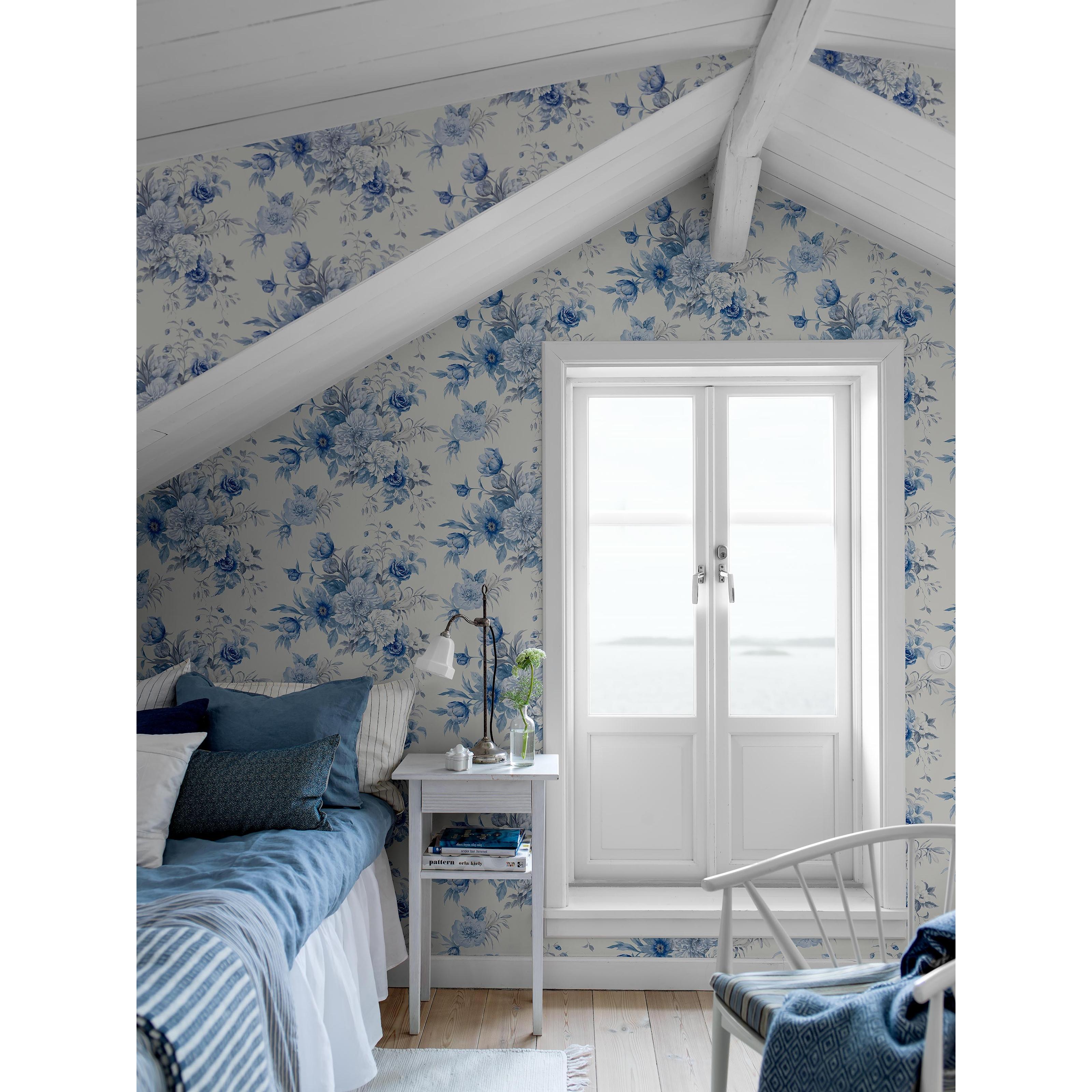 Floral Charm, tapet tapet med blommigt mönster i vit och blå. Från kollektionen Blue & White. Nonwoven-material med förskjuten passning. Passar i sovrum.