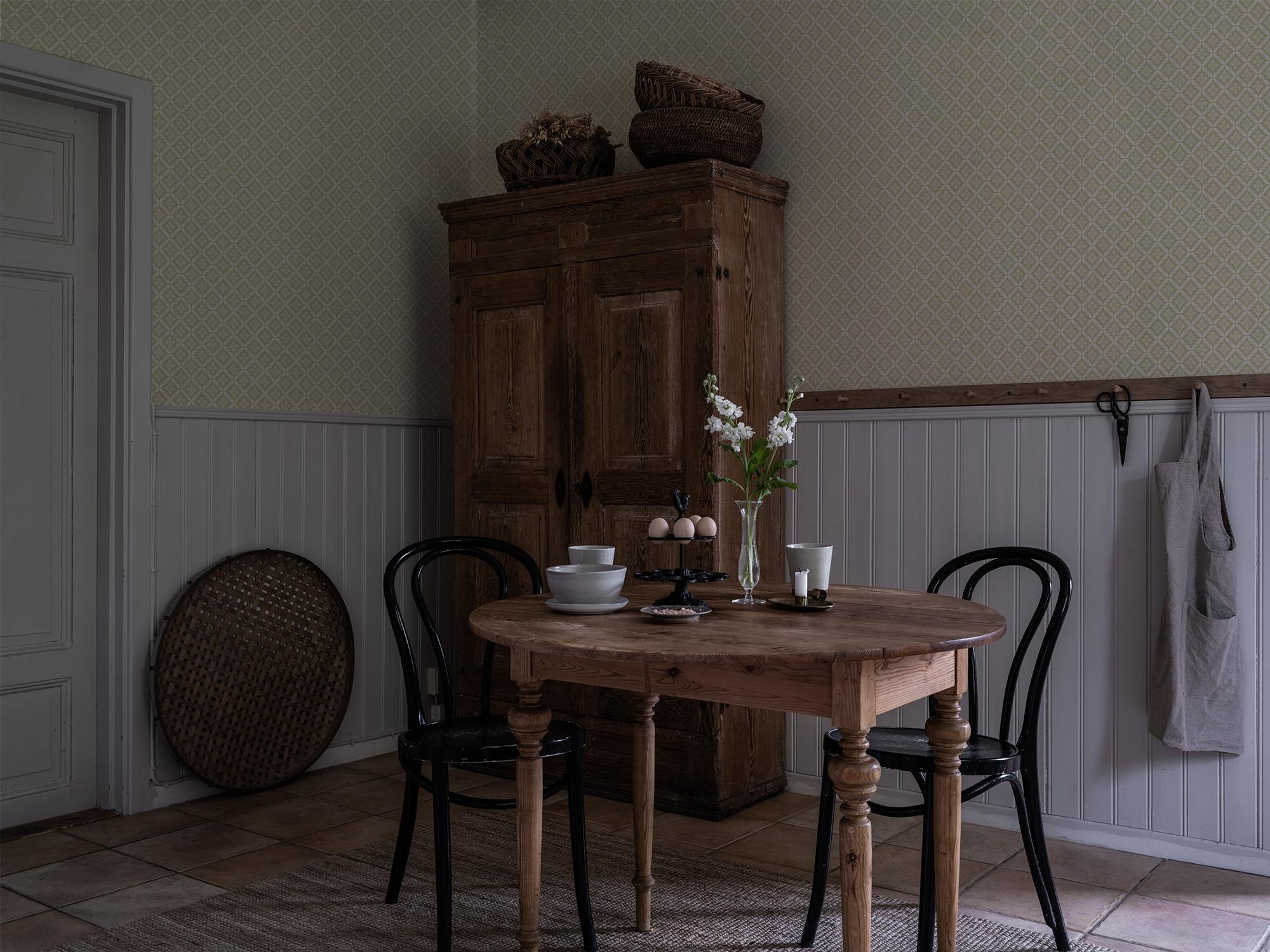 Ingrid Gul tapet med geometriskt mönster i gul. Från kollektionen Gammalsvenska klassiker 1850–1950. Nonwoven-material med rak passning. Passar i vardagsrum och matsal.