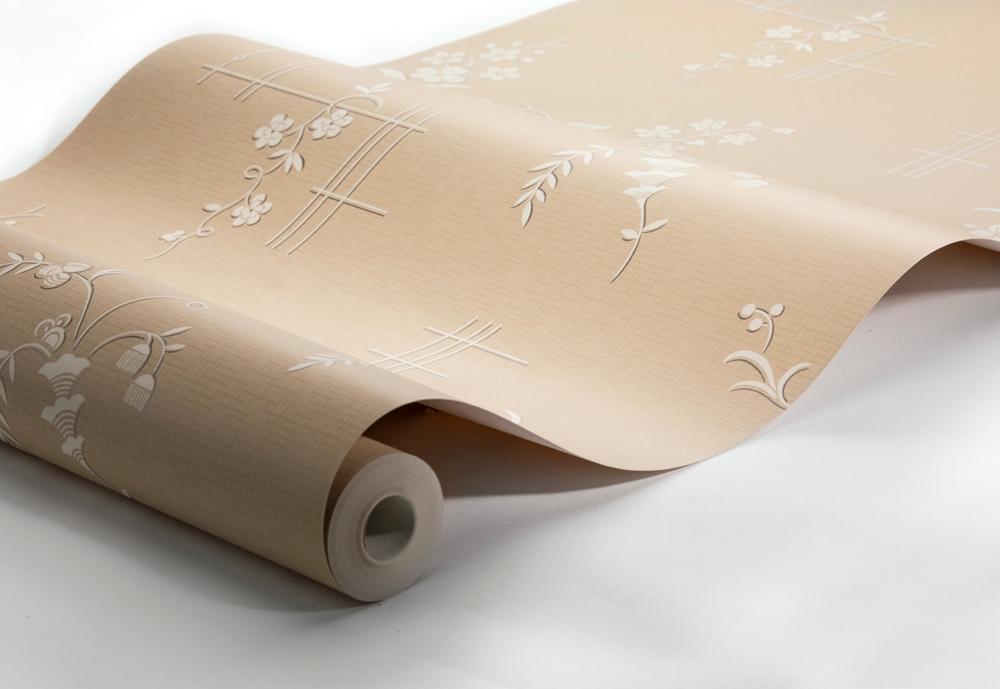 Ulricehamn tapet från Boråstapeter med blommigt mönster i vit, gul och brun. Från kollektionen anno. Nonwoven-material med förskjuten passning. Passar i sovrum och matsal.