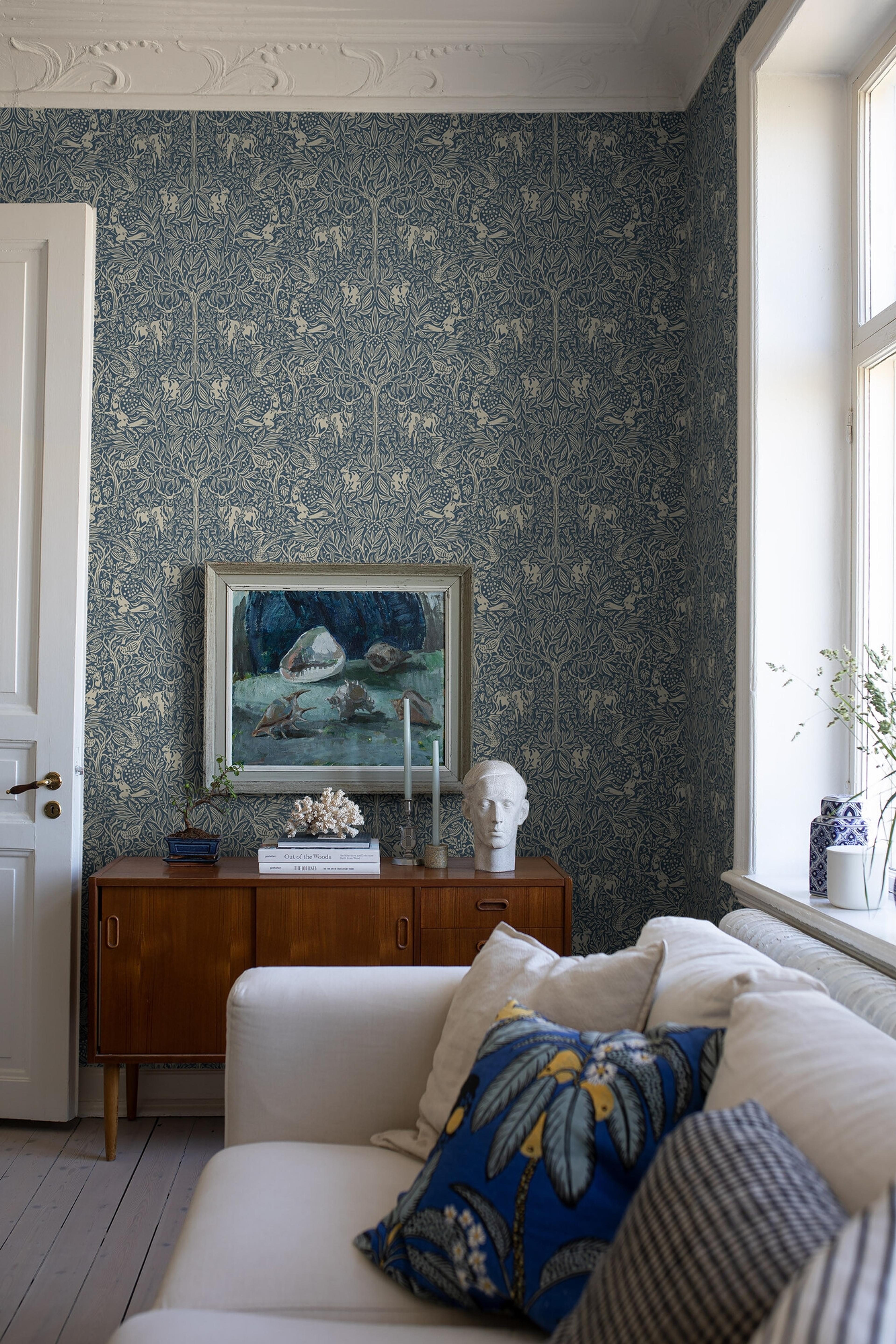 Under the Elder Tree tapet med djur, botaniskt mönster i blå. Från kollektionen New Heritage. Nonwoven-material med förskjuten passning. Vintage-stil.​​​​‌﻿‍﻿​‍​‍‌‍﻿﻿‌﻿​‍‌‍‍‌‌‍‌﻿‌‍‍‌‌‍﻿‍​‍​‍​﻿‍‍​‍​‍‌﻿​﻿‌‍​‌‌‍﻿‍‌‍‍‌‌﻿‌​‌﻿‍‌​‍﻿‍‌‍‍‌‌‍﻿﻿​‍​‍​‍﻿​​‍​‍‌‍‍​‌﻿​‍‌‍‌‌‌‍‌‍​‍​‍​﻿‍‍​‍​‍‌‍‍​‌﻿‌​‌﻿‌​‌﻿​​‌﻿​﻿​﻿‍‍​‍﻿﻿​‍﻿﻿‌﻿‌﻿‌﻿‌﻿‌﻿‌﻿​‍﻿‍‌‍​﻿‌‍﻿﻿‌‍﻿​‌‍﻿﻿‌﻿​‍‌‍​‌‌‍﻿‌‌‍​‌​‍﻿‍‌﻿​﻿‌‍‌‌​‍﻿﻿‌﻿​﻿‌﻿‌​‌﻿‌‌‌‍‌​‌‍‍‌‌‍﻿﻿​‍﻿﻿‌‍‍‌‌‍﻿‍‌﻿‌​‌‍‌‌‌‍﻿‍‌﻿‌​​‍﻿﻿‌‍‌‌‌‍‌​‌‍‍‌‌﻿‌​​‍﻿﻿‌‍﻿‌‌‍﻿﻿‌‍‌​‌‍‌‌​﻿﻿‌‌﻿​​‌﻿​‍‌‍‌‌‌﻿​﻿‌‍‌‌‌‍﻿‍‌﻿‌​‌‍​‌‌﻿‌​‌‍‍‌‌‍﻿﻿‌‍﻿‍​﻿‍﻿‌‍‍‌‌‍‌​​﻿﻿‌‌‍‍‌‌‍﻿‌‌‍​‌‌‍‌﻿‌‍‌‌​‍﻿‌​﻿​​​﻿‍‌‌‍​﻿​﻿​﻿‌‍​﻿​﻿​​​﻿​‌‌‍​‍​﻿‌​​﻿‍‌​﻿‌﻿​﻿​‌​﻿‌﻿​﻿‌‍​﻿‌﻿​﻿​﻿​﻿​﻿​﻿‌‌‌‍‌​​﻿‍‌‌‍​﻿‌‍​‌​﻿‍‌​﻿‍‌‌‍​‌​﻿​‌‌‍​‌‌‍‌‌​﻿​﻿​﻿‌‌​﻿​​​﻿‍​​﻿‌﻿​﻿​﻿​﻿‌​‌‍​﻿​﻿‌﻿‌‍​‌​﻿​‌‌‍​‍​‍﻿‌​﻿​‌​﻿​﻿​﻿​﻿​﻿​﻿‌﻿‍​​﻿​‍​﻿​​​﻿​​​﻿​​​‍﻿‌‌‍‍‍‌﻿​​‌‍‌﻿​﻿‍﻿‌﻿‌​‌﻿‍‌‌﻿​​‌‍‌‌​﻿﻿‌‌﻿​﻿‌‍​‌‌‍﻿‍‌‍‍‌‌﻿‌​‌﻿‍‌​‍﻿‍‌‍‍‌‌‍﻿‌‌‍​‌‌‍‌﻿‌‍‌‌‌​​‌‌﻿​﻿‌﻿​﻿‌‍‌‌‌﻿‌​​﻿‍﻿‌﻿​​‌‍​‌‌﻿‌​‌‍‍​​﻿﻿‌‌‍​‌‌‍﻿​‌﻿‌​‌‌‌​‌‍‌‌‌﻿‍​‌﻿‌​​﻿﻿﻿‌‍​‍‌‍​‌‌﻿​﻿‌‍‌‌‌‌‌‌‌﻿​‍‌‍﻿​​﻿﻿‌‌‍‍​‌﻿‌​‌﻿‌​‌﻿​​‌﻿​﻿​‍‌‌​﻿​﻿‌​​‌​‍‌‌​﻿​‍‌​‌‍​‍‌‌​﻿​‍‌​‌‍‌﻿‌﻿‌﻿‌﻿‌﻿‌﻿​‍﻿‍‌‍​﻿‌‍﻿﻿‌‍﻿​‌‍﻿﻿‌﻿​‍‌‍​‌‌‍﻿‌‌‍​‌​‍﻿‍‌﻿​﻿‌‍‌‌​‍‌‌​﻿​‍‌​‌‍‌﻿​﻿‌﻿‌​‌﻿‌‌‌‍‌​‌‍‍‌‌‍﻿﻿​‍‌‍‌‍‍‌‌‍‌​​﻿﻿‌‌‍‍‌‌‍﻿‌‌‍​‌‌‍‌﻿‌‍‌‌​‍﻿‌​﻿​​​﻿‍‌‌‍​﻿​﻿​﻿‌‍​﻿​﻿​​​﻿​‌‌‍​‍​﻿‌​​﻿‍‌​﻿‌﻿​﻿​‌​﻿‌﻿​﻿‌‍​﻿‌﻿​﻿​﻿​﻿​﻿​﻿‌‌‌‍‌​​﻿‍‌‌‍​﻿‌‍​‌​﻿‍‌​﻿‍‌‌‍​‌​﻿​‌‌‍​‌‌‍‌‌​﻿​﻿​﻿‌‌​﻿​​​﻿‍​​﻿‌﻿​﻿​﻿​﻿‌​‌‍​﻿​﻿‌﻿‌‍​‌​﻿​‌‌‍​‍​‍﻿‌​﻿​‌​﻿​﻿​﻿​﻿​﻿​﻿‌﻿‍​​﻿​‍​﻿​​​﻿​​​﻿​​​‍﻿‌‌‍‍‍‌﻿​​‌‍‌﻿​‍‌‍‌﻿‌​‌﻿‍‌‌﻿​​‌‍‌‌​﻿﻿‌‌﻿​﻿‌‍​‌‌‍﻿‍‌‍‍‌‌﻿‌​‌﻿‍‌​‍﻿‍‌‍‍‌‌‍﻿‌‌‍​‌‌‍‌﻿‌‍‌‌‌​​‌‌﻿​﻿‌﻿​﻿‌‍‌‌‌﻿‌​​‍‌‍‌﻿​​‌‍​‌‌﻿‌​‌‍‍​​﻿﻿‌‌‍​‌‌‍﻿​‌﻿‌​‌‌‌​‌‍‌‌‌﻿‍​‌﻿‌​​‍‌‍‌﻿​​‌‍‌‌‌﻿​‍‌﻿​﻿‌﻿​​‌‍‌‌‌‍​﻿‌﻿‌​‌‍‍‌‌﻿‌‍‌‍‌‌​﻿﻿‌‌﻿​​‌﻿‌‌‌‍​‍‌‍﻿​‌‍‍‌‌﻿​﻿‌‍‍​‌‍‌‌‌‍‌​​‍​‍‌﻿﻿‌