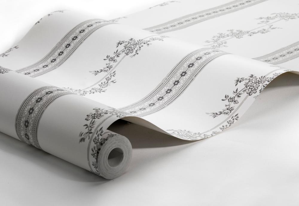 Drottningholm tapet från Boråstapeter med randigt, blommigt mönster i vit och grå. Från kollektionen anno. Nonwoven-material med rak passning. City-stil. Passar i sovrum och matsal.