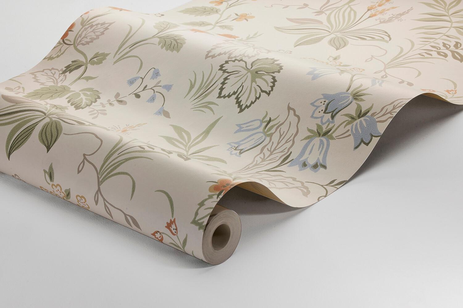 Folklore tapet med blommigt mönster i beige. Från kollektionen timeless traditions. Nonwoven-material med förskjuten passning.