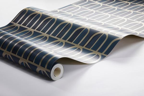 Venice tapet från Boråstapeter med grafiskt mönster i blå. Från kollektionen The Apartment. Nonwoven-material med rak passning. Passar i kök och arbetsrum.